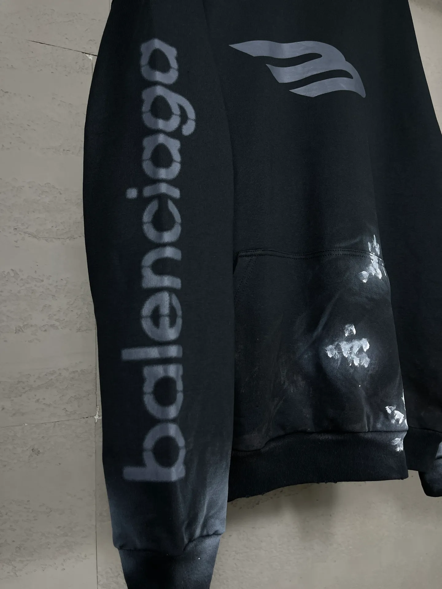 🅿️340 real photos [Top version. Official website quality] BALENCI*GA/Paris. 2024 latest front 3B mud hand-painted washed and distressed hooded sweatshirt. Brick cabinet synchronization. ⚠️Difference market currency. YB development. Worn. Hand-painted consistent with ZP. The fabric is made of Paris ZP custom-woven and dyed cotton terry sweatshirt. The weight is 460 grams, the cloth surface is clean. The cloth pattern is clear, soft and comfortable. The threads are dyed with no color difference. Ready-made garments are hand-painted, spray-painted, worn, distressed, and extra heavy-duty. Comparisons welcome. The version adopts OS loose shoulder design. Same style for men and women. Code: BL238913 Color: black blue Size: XS. S. M. L