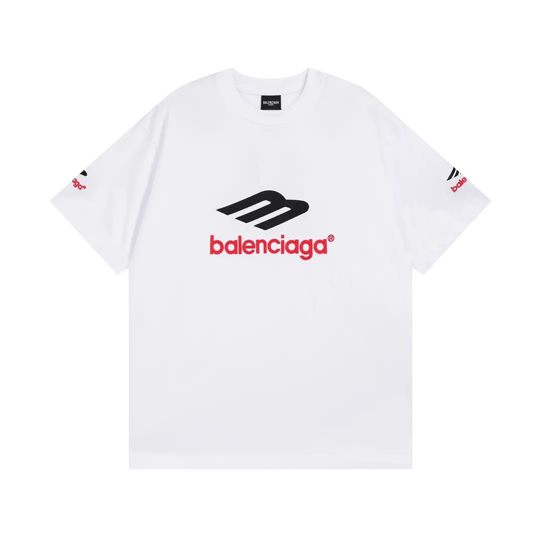 🅿️210 Detailed pictures [Top version. Official website quality] BALENCI*GA/Paris BALENCI*GA#2024 latest model, large LOGO icon. Front and back. Embroidered short-sleeved T-shirt on left and right sleeves. Brick cabinet synchronization. Genuine products are developed and developed in the first time. Welcome to compare! The fabric is made of Paris ZP custom-woven and dyed 100% cotton double-yarn compact cotton. The weight is 260 grams. The cloth surface is clean. The cloth pattern is clear. It is soft and comfortable. It has good color fastness and is not easy to change color. The threads are woven and dyed with no color difference. The embroidery is done using imported Tajima embroidery machines. Super 12W needle and thread, three-dimensional effect, clear lines. No burrs and miscellaneous threads, ultra-high craftsmanship embroidery. The version adopts OS loose shoulder design. Same style for men and women. Code: BL223207 Color: Dark blue gray. White Size: XS to L