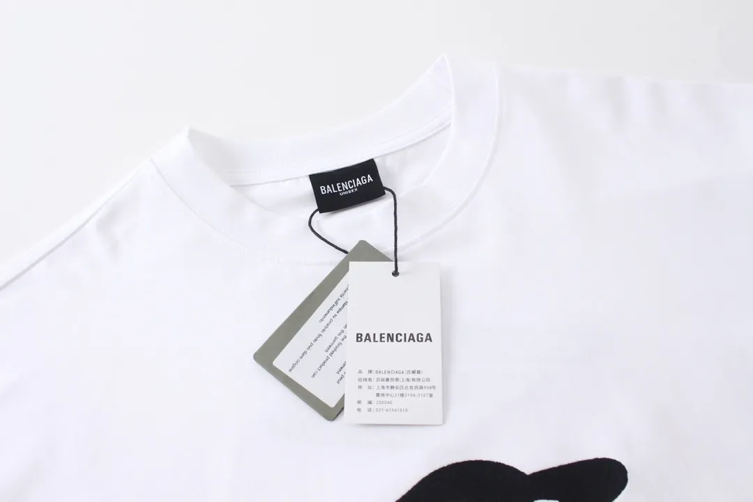 🅿️210 Detailed pictures [Top version. Official website quality] BALENCI*GA/Paris BALENCI*GA#2024 latest model, large LOGO icon. Front and back. Embroidered short-sleeved T-shirt on left and right sleeves. Brick cabinet synchronization. Genuine products are developed and developed in the first time. Welcome to compare! The fabric is made of Paris ZP custom-woven and dyed 100% cotton double-yarn compact cotton. The weight is 260 grams. The cloth surface is clean. The cloth pattern is clear. It is soft and comfortable. It has good color fastness and is not easy to change color. The threads are woven and dyed with no color difference. The embroidery is done using imported Tajima embroidery machines. Super 12W needle and thread, three-dimensional effect, clear lines. No burrs and miscellaneous threads, ultra-high craftsmanship embroidery. The version adopts OS loose shoulder design. Same style for men and women. Code: BL223207 Color: Dark blue gray. White Size: XS to L