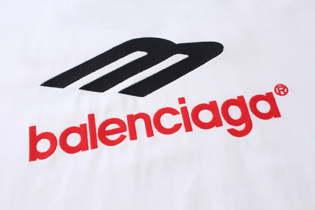 🅿️210 Detailed pictures [Top version. Official website quality] BALENCI*GA/Paris BALENCI*GA#2024 latest model, large LOGO icon. Front and back. Embroidered short-sleeved T-shirt on left and right sleeves. Brick cabinet synchronization. Genuine products are developed and developed in the first time. Welcome to compare! The fabric is made of Paris ZP custom-woven and dyed 100% cotton double-yarn compact cotton. The weight is 260 grams. The cloth surface is clean. The cloth pattern is clear. It is soft and comfortable. It has good color fastness and is not easy to change color. The threads are woven and dyed with no color difference. The embroidery is done using imported Tajima embroidery machines. Super 12W needle and thread, three-dimensional effect, clear lines. No burrs and miscellaneous threads, ultra-high craftsmanship embroidery. The version adopts OS loose shoulder design. Same style for men and women. Code: BL223207 Color: Dark blue gray. White Size: XS to L