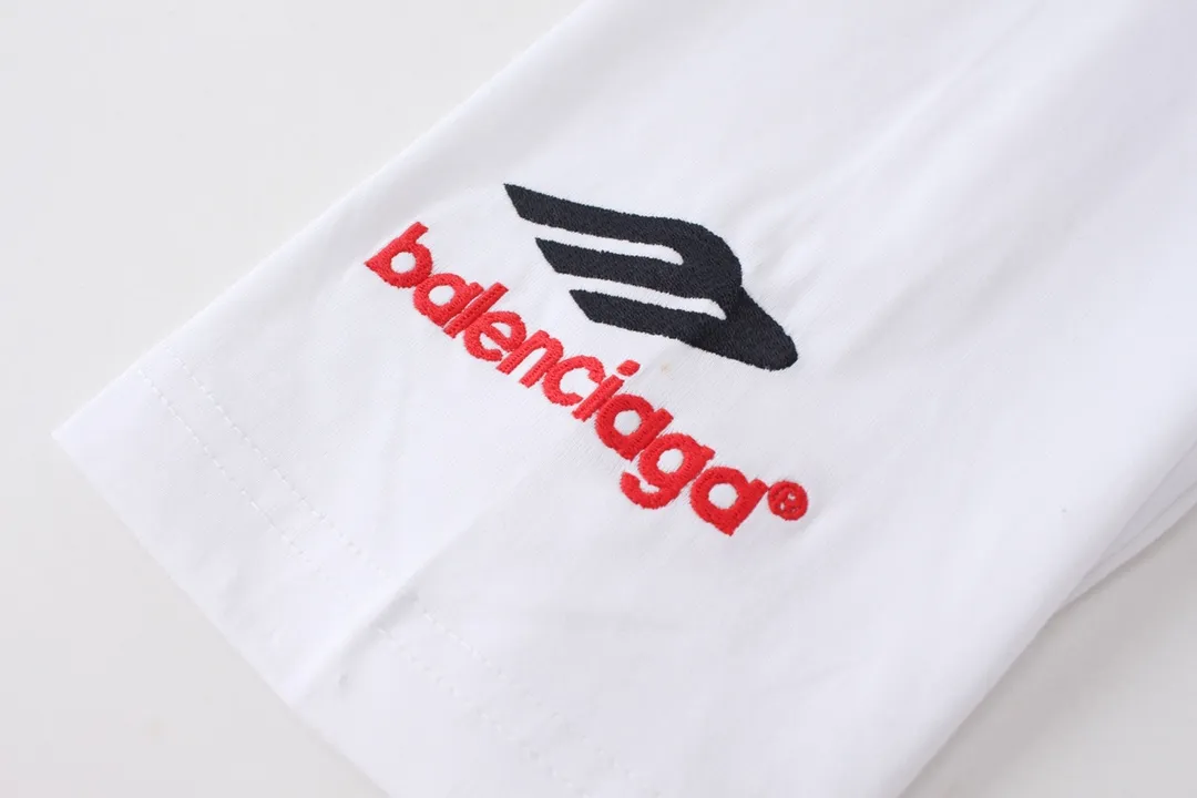 🅿️210 Detailed pictures [Top version. Official website quality] BALENCI*GA/Paris BALENCI*GA#2024 latest model, large LOGO icon. Front and back. Embroidered short-sleeved T-shirt on left and right sleeves. Brick cabinet synchronization. Genuine products are developed and developed in the first time. Welcome to compare! The fabric is made of Paris ZP custom-woven and dyed 100% cotton double-yarn compact cotton. The weight is 260 grams. The cloth surface is clean. The cloth pattern is clear. It is soft and comfortable. It has good color fastness and is not easy to change color. The threads are woven and dyed with no color difference. The embroidery is done using imported Tajima embroidery machines. Super 12W needle and thread, three-dimensional effect, clear lines. No burrs and miscellaneous threads, ultra-high craftsmanship embroidery. The version adopts OS loose shoulder design. Same style for men and women. Code: BL223207 Color: Dark blue gray. White Size: XS to L