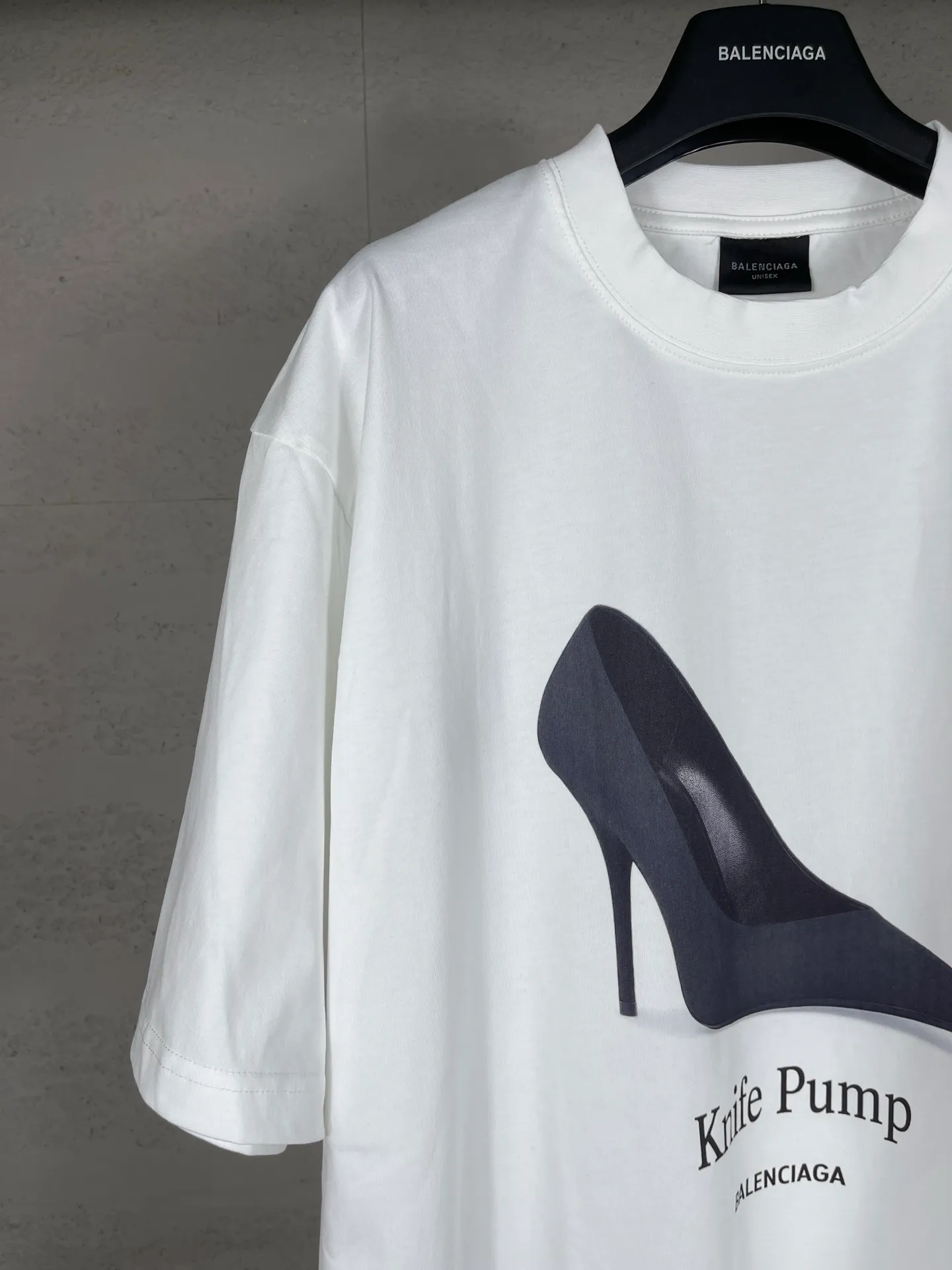 🅿️180 real photos [Top version. Official website quality] BALENCI*GA/Paris. SS25 latest model, Paris high-heeled shoes with direct spray printing on the front and back of short-sleeved T-shirts. Brick cabinet synchronization. Genuine product developed at the first time, happy to print and compare! The fabric is made of Paris ZP custom-woven and dyed cotton double yarn. Weighing 260 grams, the cloth surface is clean. The cloth pattern is clear, soft and comfortable. The threads are dyed with no color difference. The printing uses direct-injection environmentally friendly imported materials. The letters are clear and the effect is three-dimensional. The version adopts OS loose shoulder design. Same style for men and women. Code: BL253670 Color: White Size: XS S M L