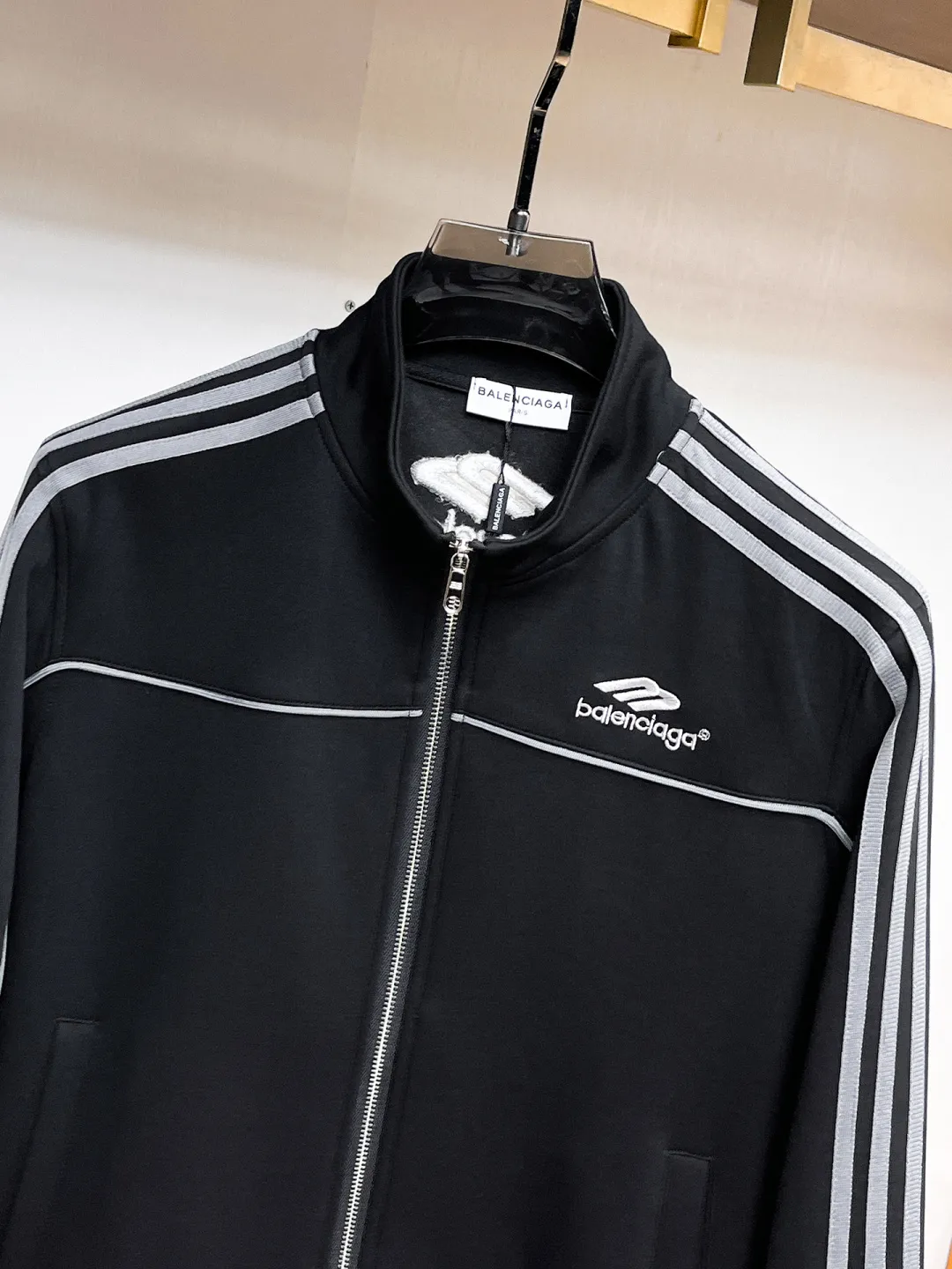 🅿️720 Balenciaga 2025 autumn and winter new counter casual suit of the same style, breathable, comfortable and casual! Full of high-end feel! The details are exquisite and high-end, and the workmanship is impeccable! The original high-end fabric is very high-end! The fabric is crisp, anti-wrinkle and wear-resistant, warm, neat and stylish. Everyone must buy a set this autumn and winter. They must look cool and cool when wearing it. We especially recommend the size M-3XLC30