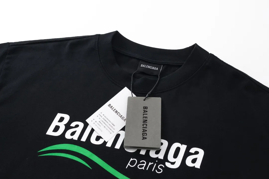 🅿️170 Detail Picture [Top version. Official website quality] BALENCI*GA/Paris BALENCI*GA#2023 new model, multi-logo classic printed short-sleeved T-shirt. The fabric is made of Paris ZP custom-woven and dyed 100% cotton double yarn compact cotton. The weight is 260 grams, the cloth surface is clean. The cloth pattern is clear. Soft and comfortable. Good color fastness. Not easy to change color. The threads are woven and dyed with no color difference. Printing uses computer direct printing. The effect is three-dimensional and has no burrs. The version adopts OS loose shoulder design. Same style for men and women. Code: BL223205 Color: Black. White Size: XS to L