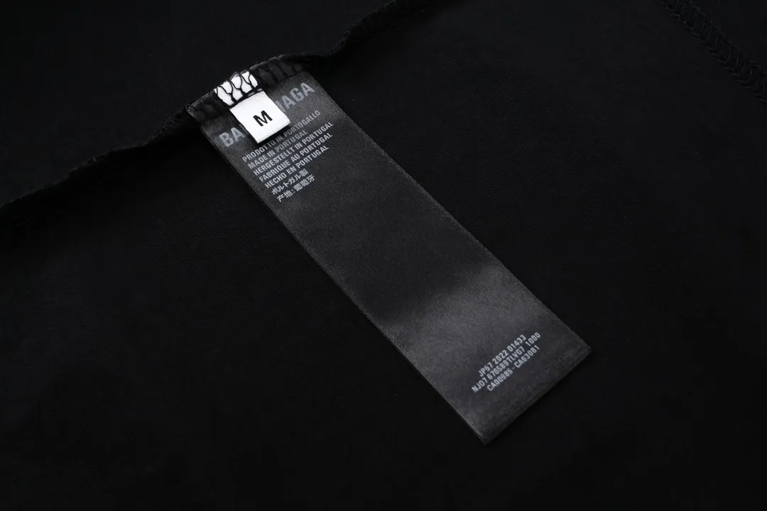 🅿️170 Detail Picture [Top version. Official website quality] BALENCI*GA/Paris BALENCI*GA#2023 new model, multi-logo classic printed short-sleeved T-shirt. The fabric is made of Paris ZP custom-woven and dyed 100% cotton double yarn compact cotton. The weight is 260 grams, the cloth surface is clean. The cloth pattern is clear. Soft and comfortable. Good color fastness. Not easy to change color. The threads are woven and dyed with no color difference. Printing uses computer direct printing. The effect is three-dimensional and has no burrs. The version adopts OS loose shoulder design. Same style for men and women. Code: BL223205 Color: Black. White Size: XS to L