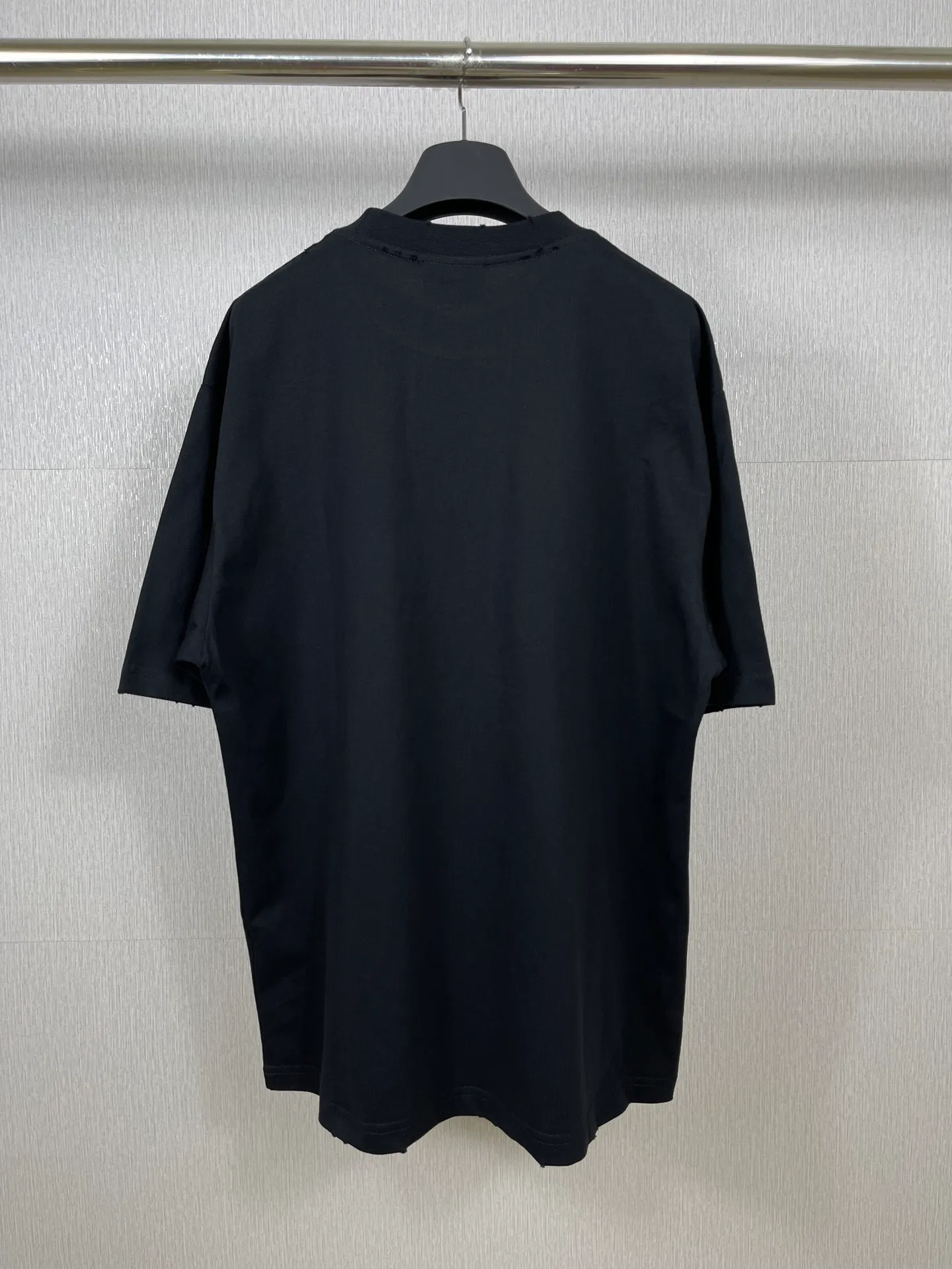 🅿️170 real photos [Top version. Official website quality] BALENCI*GA/Paris. 2023 latest catwalk style. Ready-to-wear distressed hole-cut short-sleeved T-shirt. Brick cabinet synchronization. The fabric is made of Paris ZP custom-woven and dyed 100% cotton double yarn compact cotton. The weight is 260 grams, the cloth surface is clean. The cloth pattern is clear, soft and comfortable. The threads are dyed with no color difference. The front printing is made of environmentally friendly imported materials and precision printing screens, with clear letters and three-dimensional effect. Restored brick cabinet. Ready-made clothes are worn and worn, cut by many hands, different market currency, welcome to compare, the version adopts OS loose shoulder version. Same style for men and women Coding: BL223088 Color: Black Size: XS-L