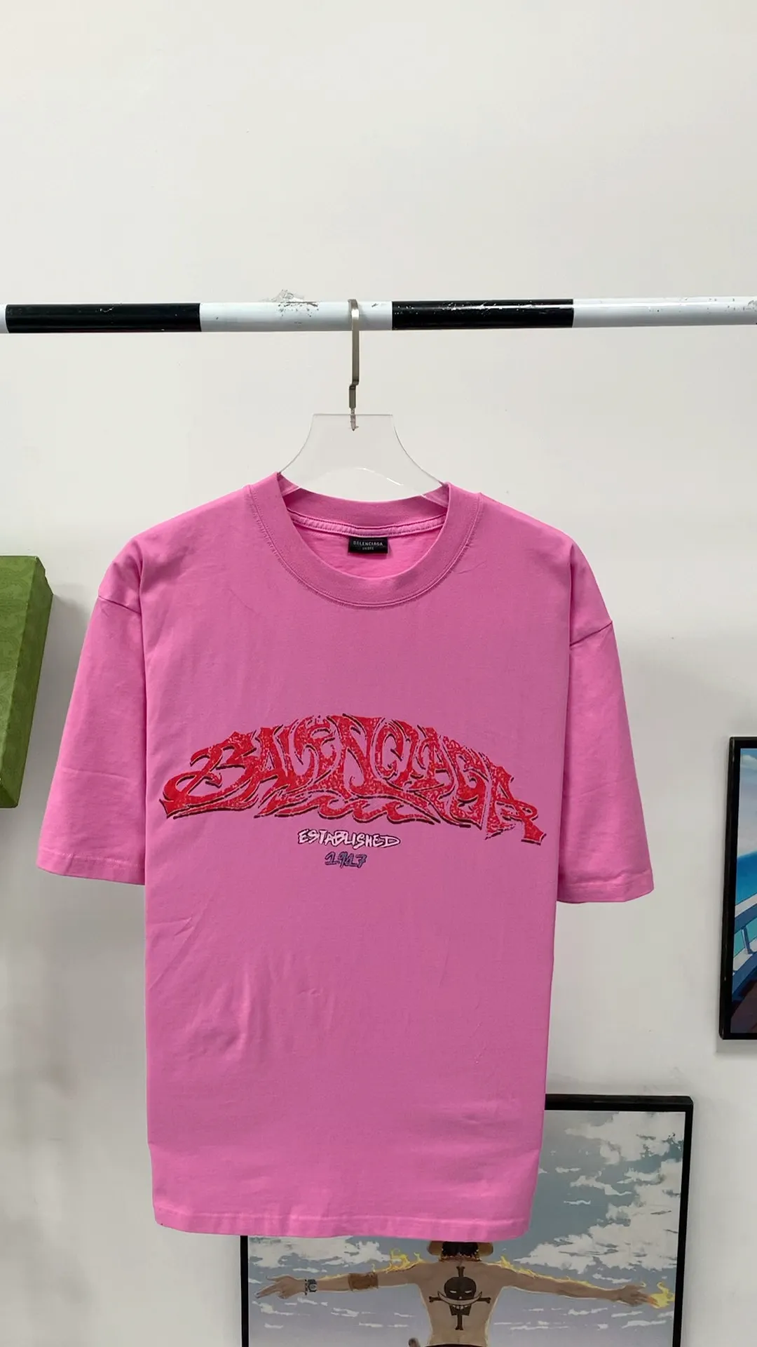 Frontal real shot video————The top tested version Balenciaga 24SS flame graffiti letter distressed printed short-sleeved T-shirt. The fabric is made of 240 grams of smooth pure cotton double yarn. It is high in weight and is still cool and comfortable to wear. Balenciaga 23SS flame graffiti letter LOGO short-sleeved T-shirt! You must not miss the explosive power of this fashion! This T-shirt is really too stylish. The letter LOGO and flame graffiti are perfectly integrated together, igniting the passion for fashion! Not only It can show your personality and add a bit of rebellious and flamboyant attitude to your overall look! Whether you are a street fashionista or a fairy who pursues fashion taste, this short-sleeved T-shirt can make you look cool in a different way! Moreover, its design and tailoring are very fitting, and the comfort cannot be ignored!” This T-shirt has long become the new darling of the fashion circle. Many stars and celebrities have fallen in love with it. Just search on Instagram and you will find countless fashionistas showing off this hot item! "Journey of Flame" makes itself the focus of street fashion and attracts everyone's attention! Thermoset ink printing uses chemical ink as pigment and requires high temperature drying to solidify the ink onto the fabric for a unique aged effect‼ ️ 🤩Made of custom-woven pure cotton fabric, it is close-fitting and comfortable, and has a first-class feel! The loose fit creates an oversize silhouette, and the small neckline design is very slim, and is more popular among young men and women 🙋🏻‍♀️! The ribbed round neck and retro plain fabric mid-cut design create a unique style and charm! The upper body shape is not flattering, and it can be worn with a couple outfit! Color: distressed pink, washed black, size S～XL p:270