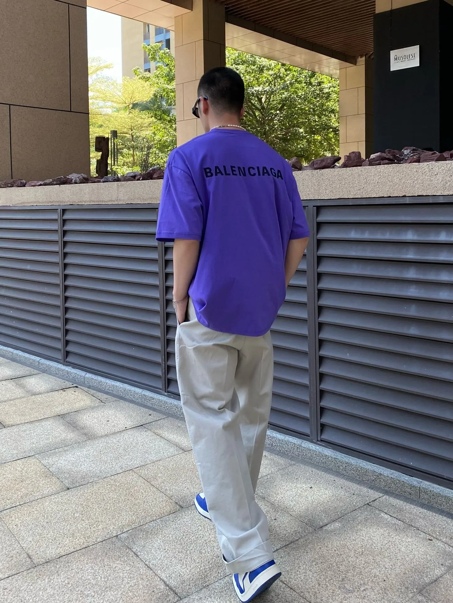 ♻️💯Upper body reference model picture❤️Top tested version BALENCIAGA Paris classic letter embroidery male and female couple star same style pure cotton loose short-sleeved T-shirt T-shirt seems to be a simple classic. The garment-making process is extremely complicated. It uses imported Tajima machine heavy-duty high-density embroidery. Fine embroidery without rough edges and stray threads is very tight. The uneven texture is obvious. 4w needle heavy embroidery for ready-made clothes. Breaking the traditional process of embroidering first and then sewing. The embroidery process is different from the market currency. Highly restore the yb effect. Custom-woven and dyed 280 grams of new color fabrics. Custom-dyed threads in the same vat with zero color difference. Exclusive high quality. Comparison welcome. Same style for men and women. Color: Dark Purple Size: XS-L P:260