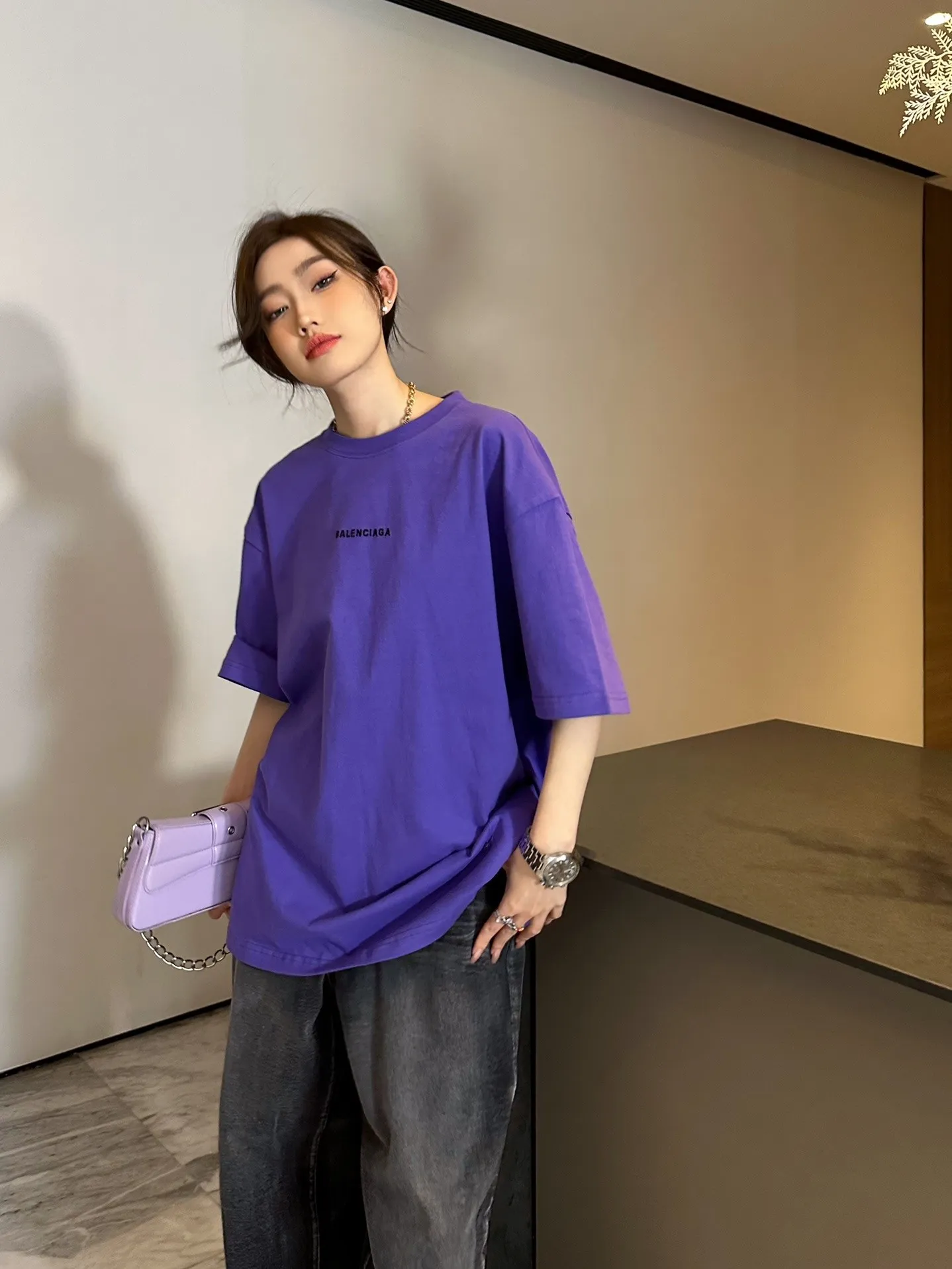 ♻️💯Upper body reference model picture❤️Top tested version BALENCIAGA Paris classic letter embroidery male and female couple star same style pure cotton loose short-sleeved T-shirt T-shirt seems to be a simple classic. The garment-making process is extremely complicated. It uses imported Tajima machine heavy-duty high-density embroidery. Fine embroidery without rough edges and stray threads is very tight. The uneven texture is obvious. 4w needle heavy embroidery for ready-made clothes. Breaking the traditional process of embroidering first and then sewing. The embroidery process is different from the market currency. Highly restore the yb effect. Custom-woven and dyed 280 grams of new color fabrics. Custom-dyed threads in the same vat with zero color difference. Exclusive high quality. Comparison welcome. Same style for men and women. Color: Dark Purple Size: XS-L P:260