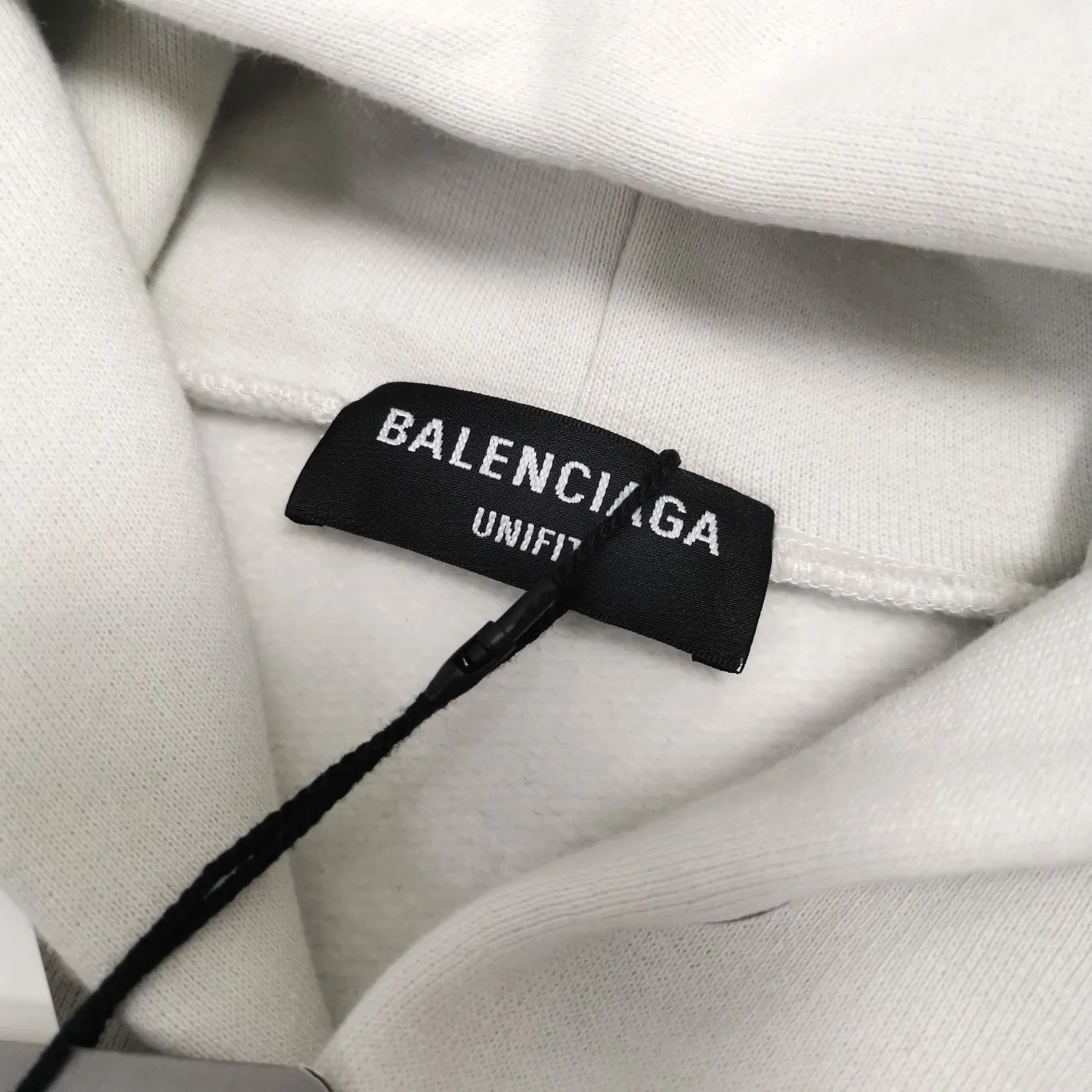 The top version of Balenciaga's front and rear eco-friendly logo arrows are loose-fitting pure cotton hoodies and sweatshirts for male and female couples and celebrities. BLCG is one of the most influential brands in the fashion industry. Founded in 1919 by Cristóbal Balenciaga and settled in Paris in 1936, he led many important fashion movements between 1930 and 1968. The representative ready-to-wear series reflects the brand's identity - Fabric: 460 grams of composite crystal velvet, made of imported knitting needle carded cotton, with moderate thickness, drape and contour - The front printing screen plate is hand-printed, and the 3D full-color scanned pattern is used as a film to ensure the highest degree of printing pattern restoration. The upper and lower LOGO printing has a strong touch texture. The printing material uses environmentally friendly active water slurry, and the base anti-sublimation liquid. The ready-made garment is resistant to washing and does not desizing. Color: gray and white Size: XS-L P:450