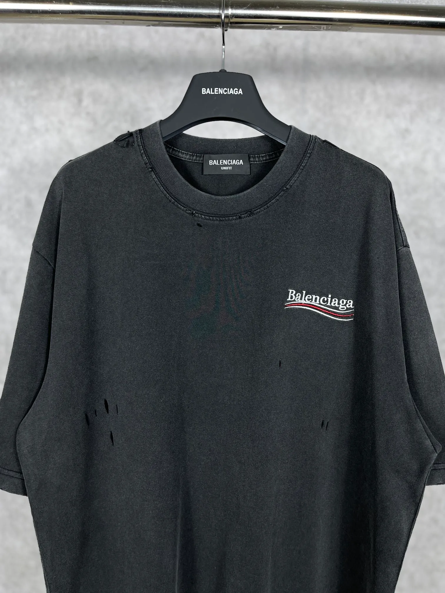🅿️174 Real photos [Top version. Official website quality] BALENCI*GA/Paris. Coke embroidered washed and distressed short-sleeved T-shirt. Brick cabinet synchronization. The fabric is made of Paris ZP custom-woven and dyed 100% cotton double yarn compact cotton. The weight is 260 grams, the cloth surface is clean. The cloth pattern is clear, soft and comfortable, and the thread is dyed with no color difference. The classic pattern is embroidered using an imported Tajima embroidery machine. The lines are precise and the effect is three-dimensional. Restored brick cabinets. The garments are washed and worn with heavy craftsmanship. Hand-polished. Different market currency. Welcome to compare. The version adopts the OS loose shoulder version. The same style for men and women. Code: BL223026 Color: Washed Black Size: XS S M L
