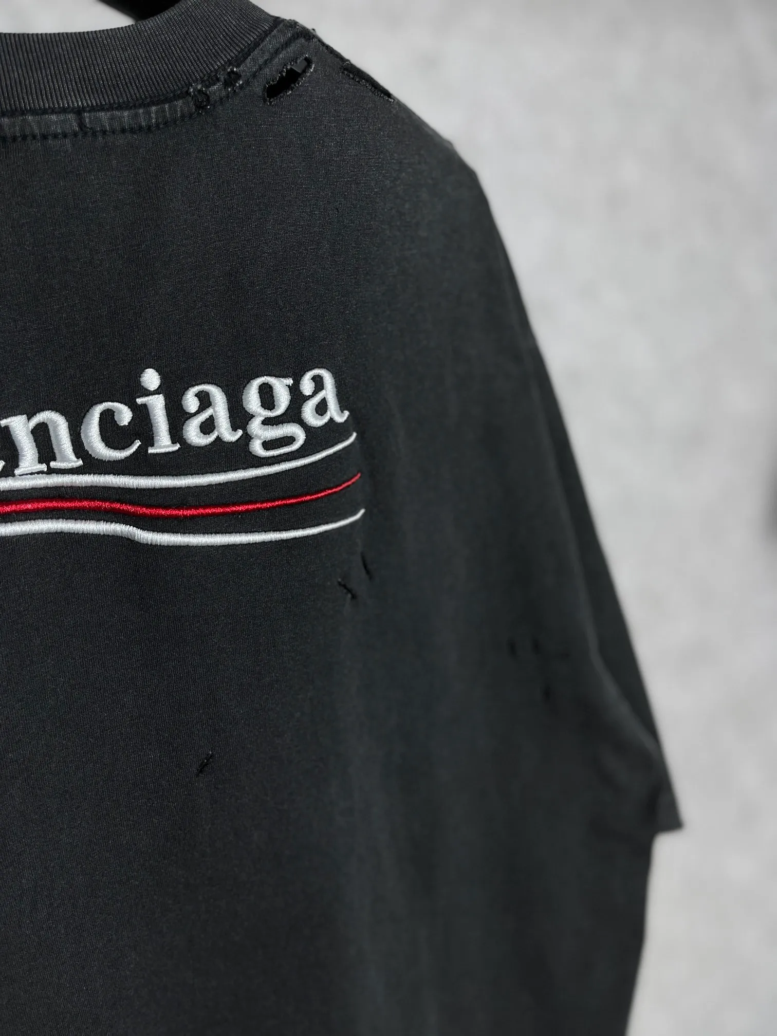 🅿️174 Real photos [Top version. Official website quality] BALENCI*GA/Paris. Coke embroidered washed and distressed short-sleeved T-shirt. Brick cabinet synchronization. The fabric is made of Paris ZP custom-woven and dyed 100% cotton double yarn compact cotton. The weight is 260 grams, the cloth surface is clean. The cloth pattern is clear, soft and comfortable, and the thread is dyed with no color difference. The classic pattern is embroidered using an imported Tajima embroidery machine. The lines are precise and the effect is three-dimensional. Restored brick cabinets. The garments are washed and worn with heavy craftsmanship. Hand-polished. Different market currency. Welcome to compare. The version adopts the OS loose shoulder version. The same style for men and women. Code: BL223026 Color: Washed Black Size: XS S M L