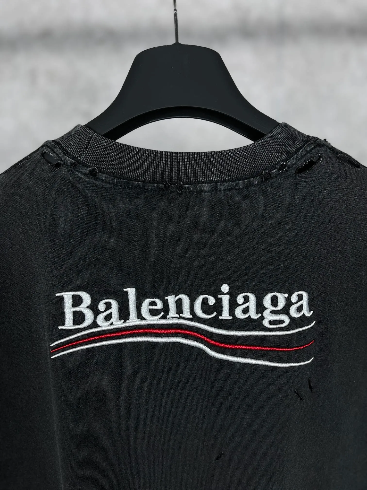 🅿️174 Real photos [Top version. Official website quality] BALENCI*GA/Paris. Coke embroidered washed and distressed short-sleeved T-shirt. Brick cabinet synchronization. The fabric is made of Paris ZP custom-woven and dyed 100% cotton double yarn compact cotton. The weight is 260 grams, the cloth surface is clean. The cloth pattern is clear, soft and comfortable, and the thread is dyed with no color difference. The classic pattern is embroidered using an imported Tajima embroidery machine. The lines are precise and the effect is three-dimensional. Restored brick cabinets. The garments are washed and worn with heavy craftsmanship. Hand-polished. Different market currency. Welcome to compare. The version adopts the OS loose shoulder version. The same style for men and women. Code: BL223026 Color: Washed Black Size: XS S M L