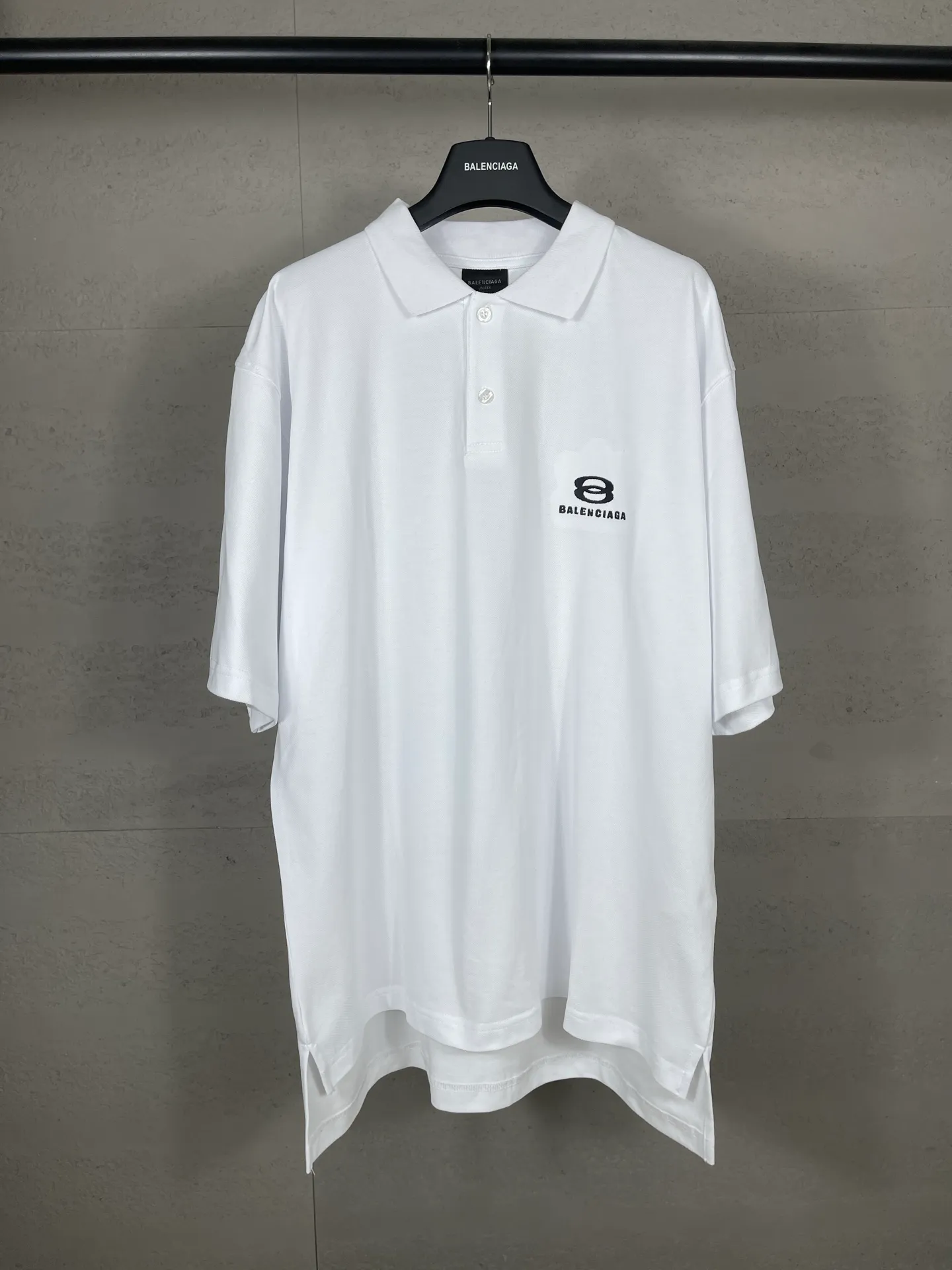 🅿️220 real photos [Top version. Official website quality] BALENCI*GA/Paris #2025 new Paris double-ring classic LOGO embroidered POLO shirt, with front and rear slit design, full of design, welcome to compare. The fabric is made of Paris ZP custom-woven and dyed cotton pique, with a weight of 260 grams. The cloth surface is clean. The cloth pattern is clear, soft and comfortable. The threads are woven and dyed with no color difference. The embroidered LOGO is embroidered using imported Tajima embroidery machine. The effect is three-dimensional. Restore the brick cabinet, adopt OS loose shoulder style. Same style for men and women. Coding: BL252215 Color: black, white Size: XS S M L