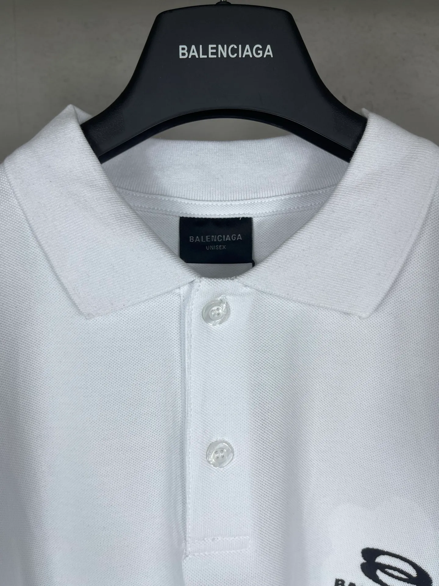 🅿️220 real photos [Top version. Official website quality] BALENCI*GA/Paris #2025 new Paris double-ring classic LOGO embroidered POLO shirt, with front and rear slit design, full of design, welcome to compare. The fabric is made of Paris ZP custom-woven and dyed cotton pique, with a weight of 260 grams. The cloth surface is clean. The cloth pattern is clear, soft and comfortable. The threads are woven and dyed with no color difference. The embroidered LOGO is embroidered using imported Tajima embroidery machine. The effect is three-dimensional. Restore the brick cabinet, adopt OS loose shoulder style. Same style for men and women. Coding: BL252215 Color: black, white Size: XS S M L