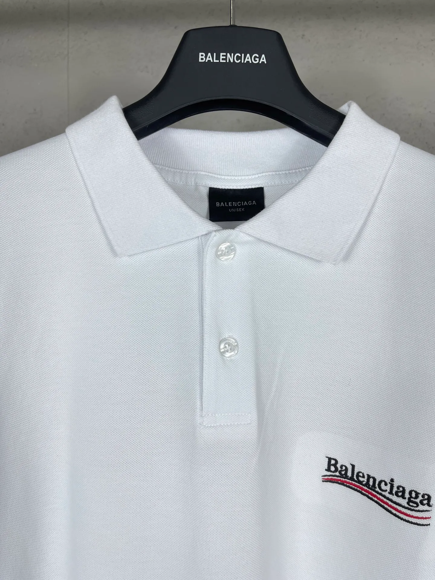 🅿️220 real photos [Top version. Official website quality] BALENCI*GA/Paris #2025 new front and back wave embroidered POLO shirt, front and back slit design, full of design, welcome to compare. The fabric is made of Paris ZP custom-woven and dyed cotton pique, weight 260 grams, clean cloth surface, clear cloth pattern, soft and comfortable. The threads are woven and dyed with no color difference. The embroidered LOGO is embroidered using imported Tajima embroidery machine. The effect is three-dimensional. Restore the brick cabinet, adopt OS loose shoulder style. Same style for men and women. Code: BL252207 Color: black, white Size: XS S M L