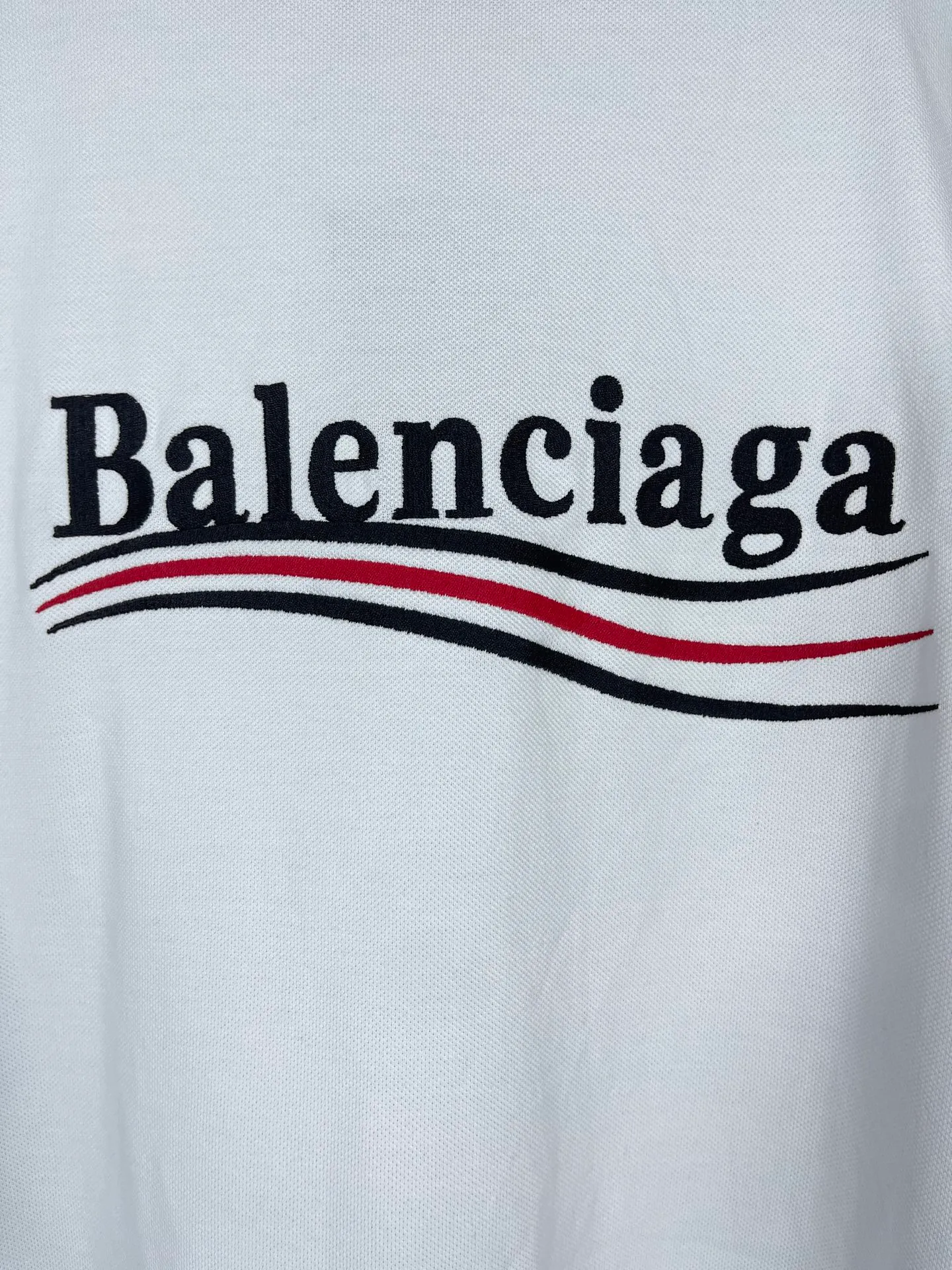 🅿️220 real photos [Top version. Official website quality] BALENCI*GA/Paris #2025 new front and back wave embroidered POLO shirt, front and back slit design, full of design, welcome to compare. The fabric is made of Paris ZP custom-woven and dyed cotton pique, weight 260 grams, clean cloth surface, clear cloth pattern, soft and comfortable. The threads are woven and dyed with no color difference. The embroidered LOGO is embroidered using imported Tajima embroidery machine. The effect is three-dimensional. Restore the brick cabinet, adopt OS loose shoulder style. Same style for men and women. Code: BL252207 Color: black, white Size: XS S M L
