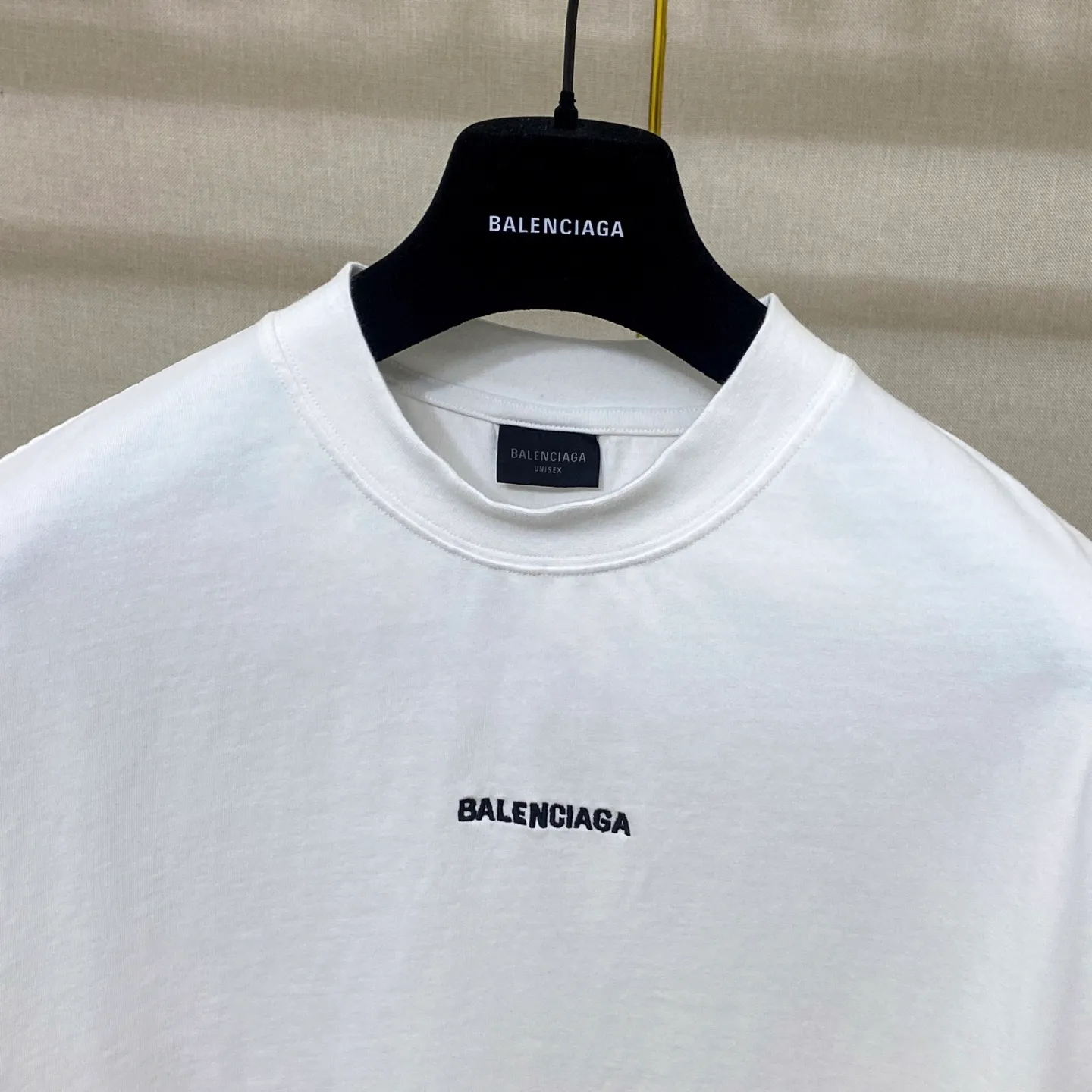 🅿️160 9102# Actual photo top version [[BALENCIA*GA] official website quality Paris new classic letter LOGO front and back embroidered short-sleeved T-shirt OS version loose dropped shoulders Unisex fabric: 260 grams 100% cotton double yarn Technology: front and back embroidery Garment washing Shape solid color Color: black white gray red Size: XS S M L