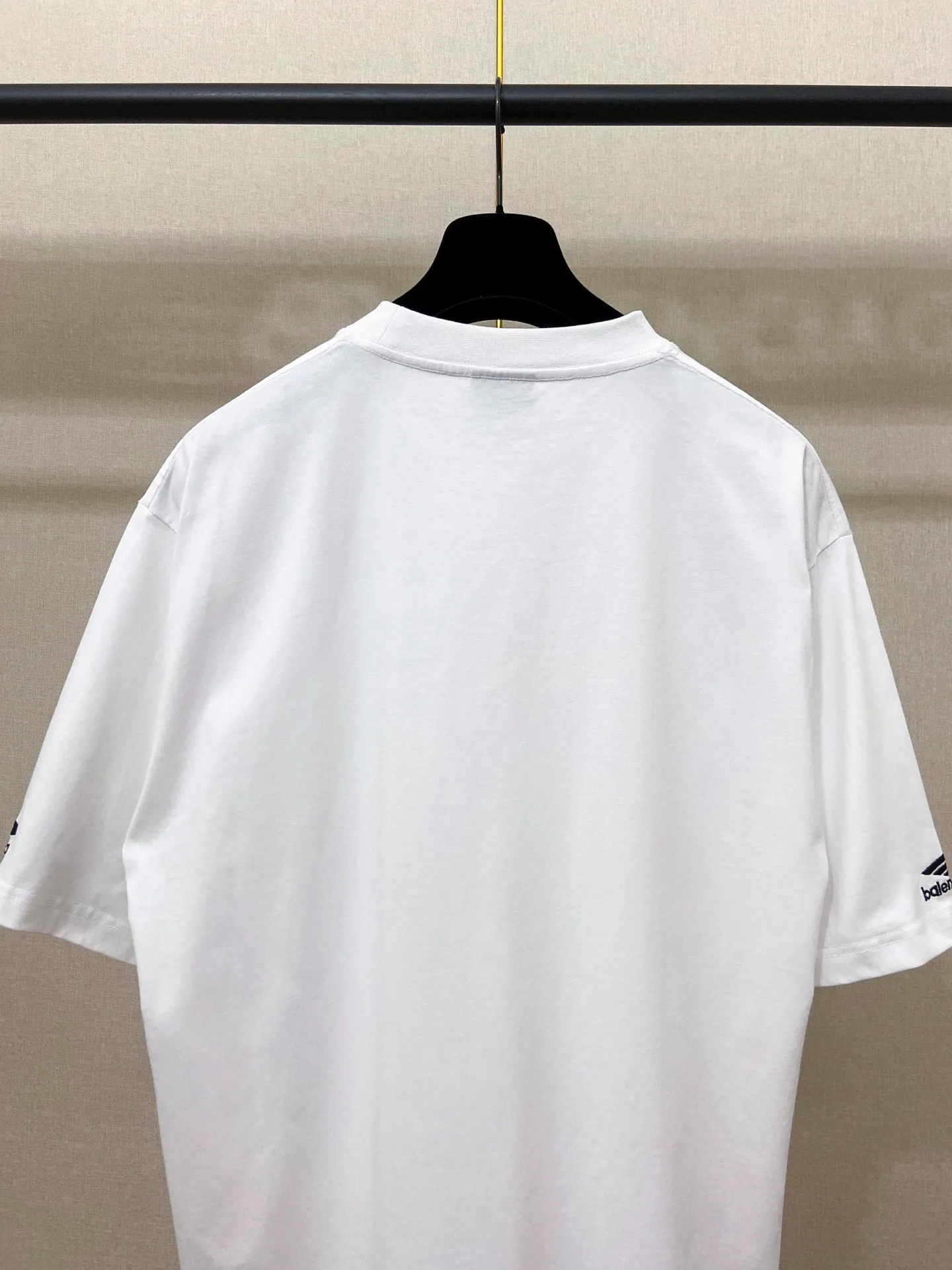 🅿️160 9172# Actual pictures Top version [[BALENCIA*GA] Official website quality Paris new ski series 3M classic LOGO embroidered short-sleeved T-shirt OS version Loose dropped shoulders Unisex style Fabric: 260g 100% cotton double yarn Craftsmanship: Front left and right sleeve embroidery Garment washing Shaping Fixed color Color: Black White Size: XS S M L