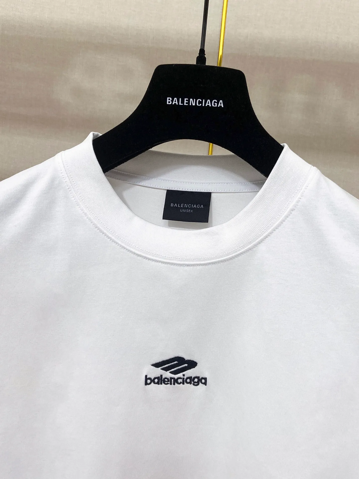 🅿️160 9172# Actual pictures Top version [[BALENCIA*GA] Official website quality Paris new ski series 3M classic LOGO embroidered short-sleeved T-shirt OS version Loose dropped shoulders Unisex style Fabric: 260g 100% cotton double yarn Craftsmanship: Front left and right sleeve embroidery Garment washing Shaping Fixed color Color: Black White Size: XS S M L