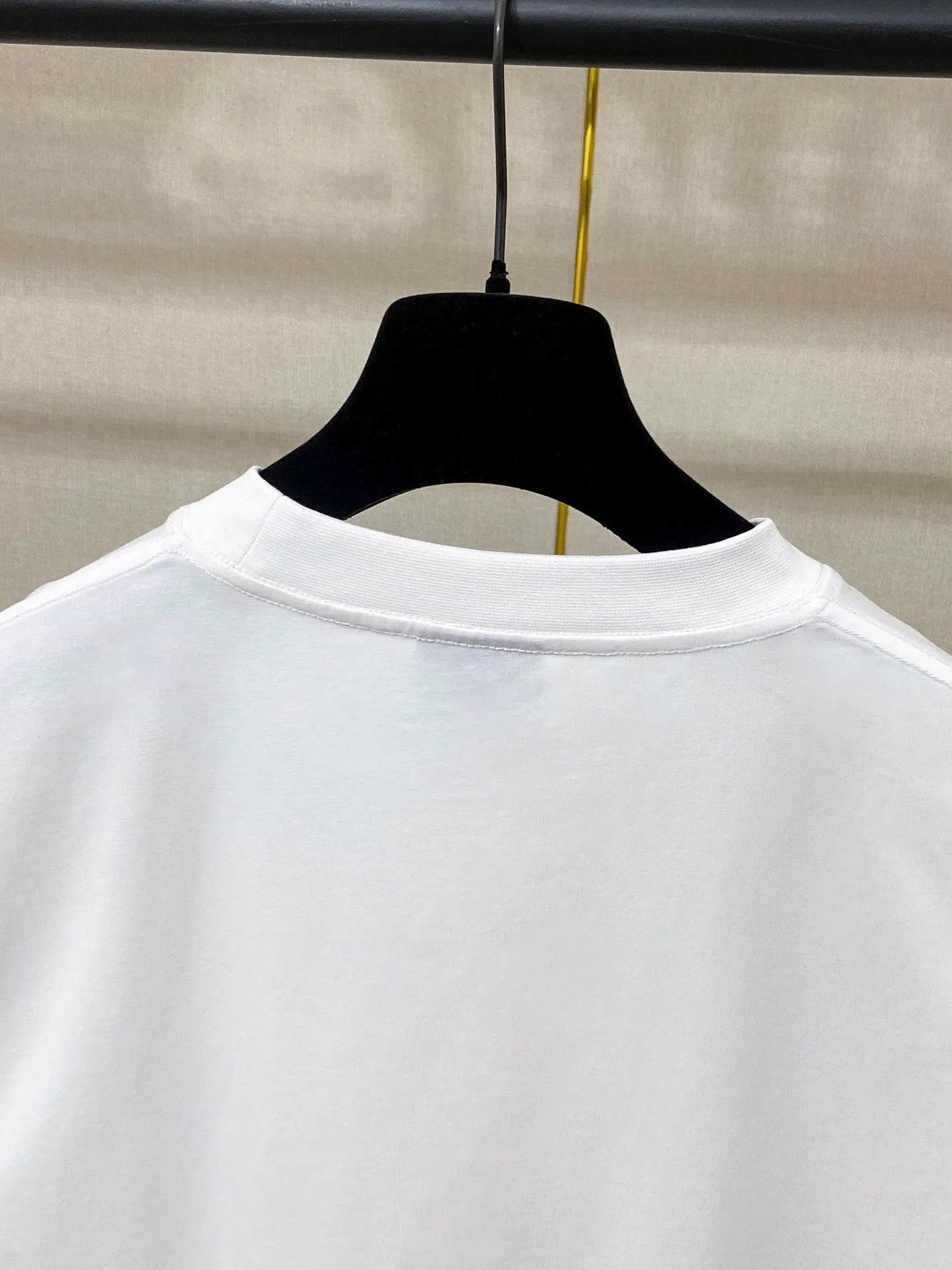 🅿️160 9172# Actual pictures Top version [[BALENCIA*GA] Official website quality Paris new ski series 3M classic LOGO embroidered short-sleeved T-shirt OS version Loose dropped shoulders Unisex style Fabric: 260g 100% cotton double yarn Craftsmanship: Front left and right sleeve embroidery Garment washing Shaping Fixed color Color: Black White Size: XS S M L