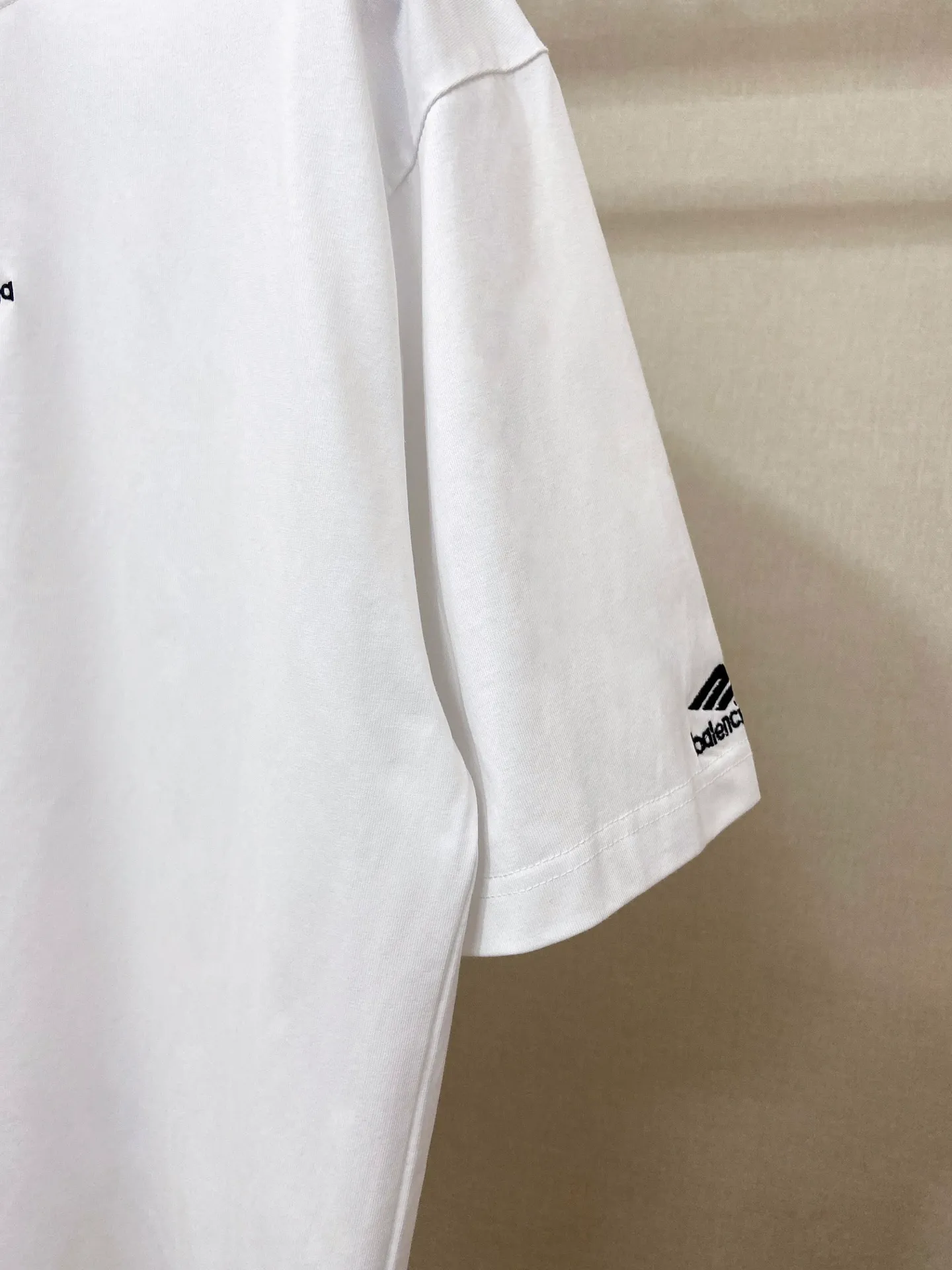 🅿️160 9172# Actual pictures Top version [[BALENCIA*GA] Official website quality Paris new ski series 3M classic LOGO embroidered short-sleeved T-shirt OS version Loose dropped shoulders Unisex style Fabric: 260g 100% cotton double yarn Craftsmanship: Front left and right sleeve embroidery Garment washing Shaping Fixed color Color: Black White Size: XS S M L