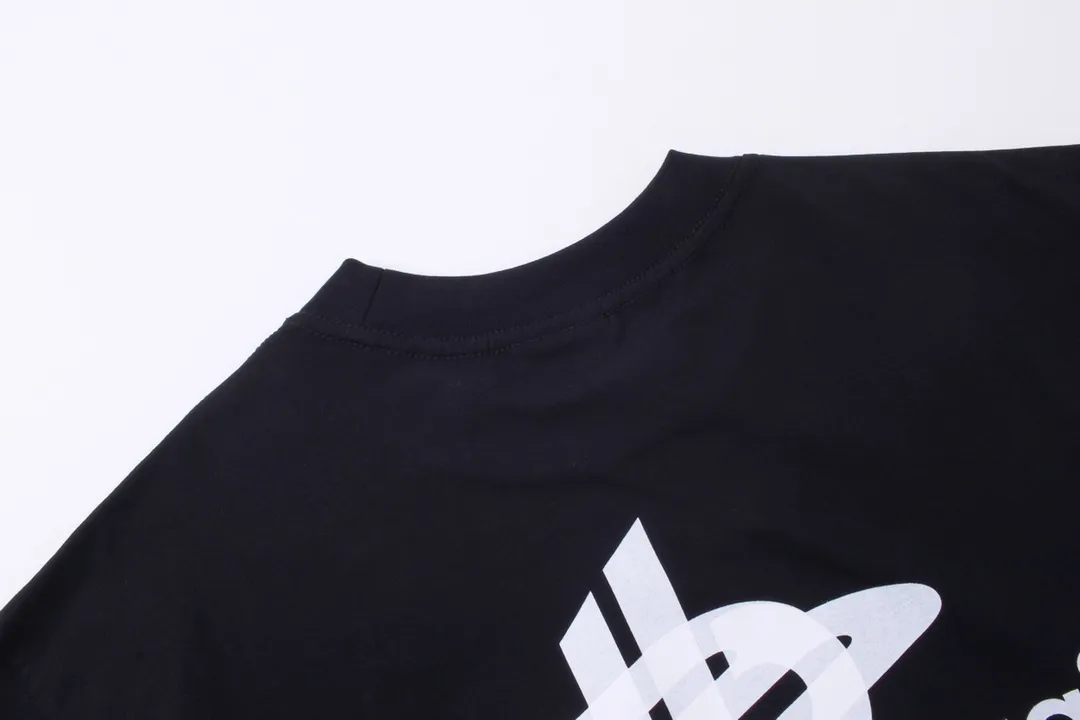 🅿️170 detailed pictures [Top version. Official website quality] BALENCI*GA/Paris. 2024 new style. Phantom double LOGO classic pattern printed short-sleeved T-shirt. Brick cabinet synchronization. Genuine product developed at the first time, happy to print and compare! The fabric is made of Paris ZP custom-woven and dyed cotton with double yarns and compact cotton. The weight is 260 grams. The cloth surface is clean. The cloth pattern is clear, soft and comfortable. The threads are dyed with no color difference. The classic printing is made of environmentally friendly imported materials, with LOGO phantom effect, clear letters and three-dimensional effect. Restore the brick cabinet. Ready-made clothes are washed and distressed, different market currency, welcome to compare, the version adopts OS loose shoulder version. Same style for men and women Coding: BL223213 Color: black, white, fluorescent yellow Size: XS to L