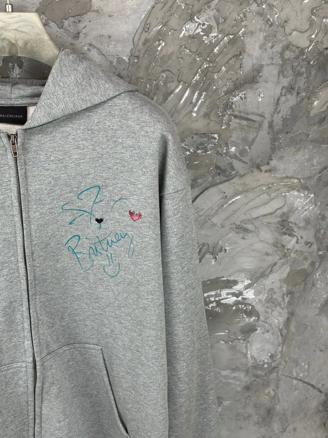 🅿️420 - BALENCI*GA Paris Music | Britney Series limited edition music series hooded zipper sweatshirt. The embroidery on the hat panel is finely embroidered by imported Tajima embroidery machine. The front and back panels are made of Conley direct injection. Customized matching hardware. The letters are clear. The effect is three-dimensional. Exclusively pattern-woven and dyed 460g fabric. Threads are dyed in the same vat with zero color difference. Brick cabinet synchronization. Welcome to compare. Same style for men and women -Color: gray -SIZE: Xs S M L style number 8982#