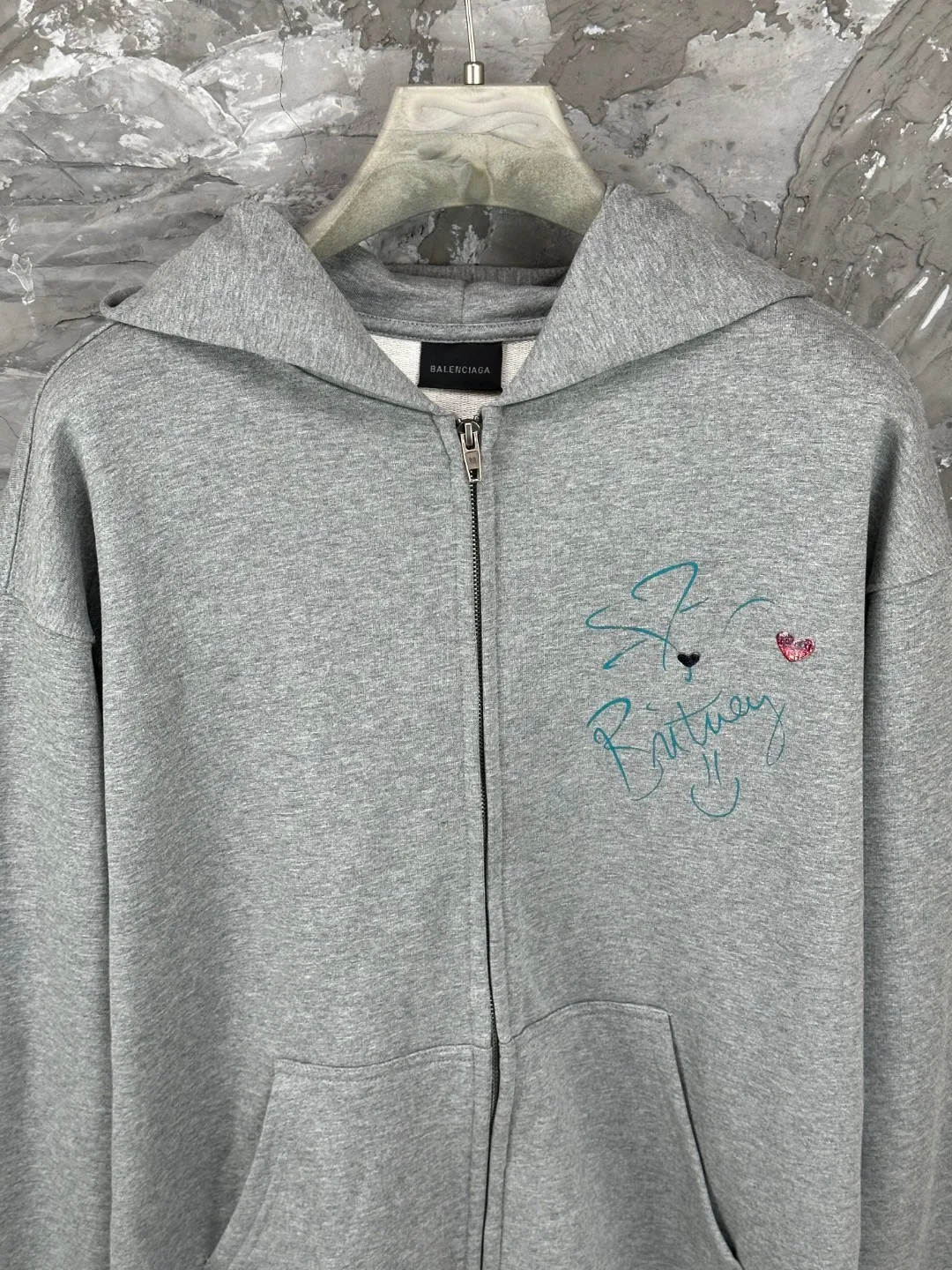 🅿️420 - BALENCI*GA Paris Music | Britney Series limited edition music series hooded zipper sweatshirt. The embroidery on the hat panel is finely embroidered by imported Tajima embroidery machine. The front and back panels are made of Conley direct injection. Customized matching hardware. The letters are clear. The effect is three-dimensional. Exclusively pattern-woven and dyed 460g fabric. Threads are dyed in the same vat with zero color difference. Brick cabinet synchronization. Welcome to compare. Same style for men and women -Color: gray -SIZE: Xs S M L style number 8982#
