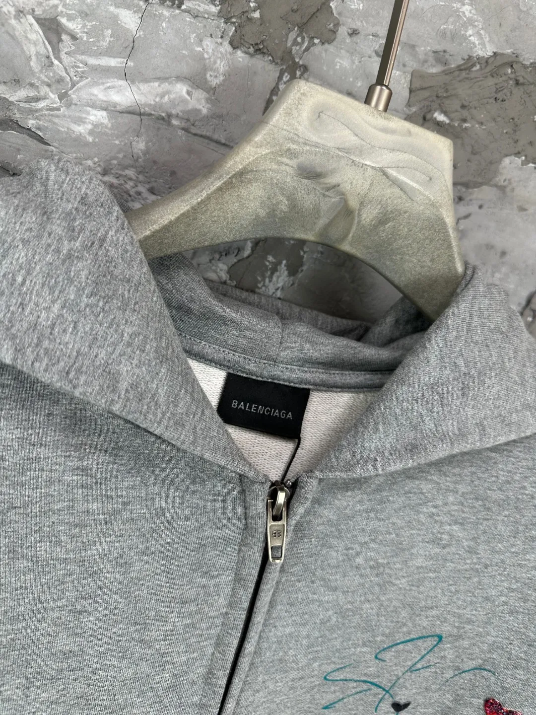 🅿️420 - BALENCI*GA Paris Music | Britney Series limited edition music series hooded zipper sweatshirt. The embroidery on the hat panel is finely embroidered by imported Tajima embroidery machine. The front and back panels are made of Conley direct injection. Customized matching hardware. The letters are clear. The effect is three-dimensional. Exclusively pattern-woven and dyed 460g fabric. Threads are dyed in the same vat with zero color difference. Brick cabinet synchronization. Welcome to compare. Same style for men and women -Color: gray -SIZE: Xs S M L style number 8982#
