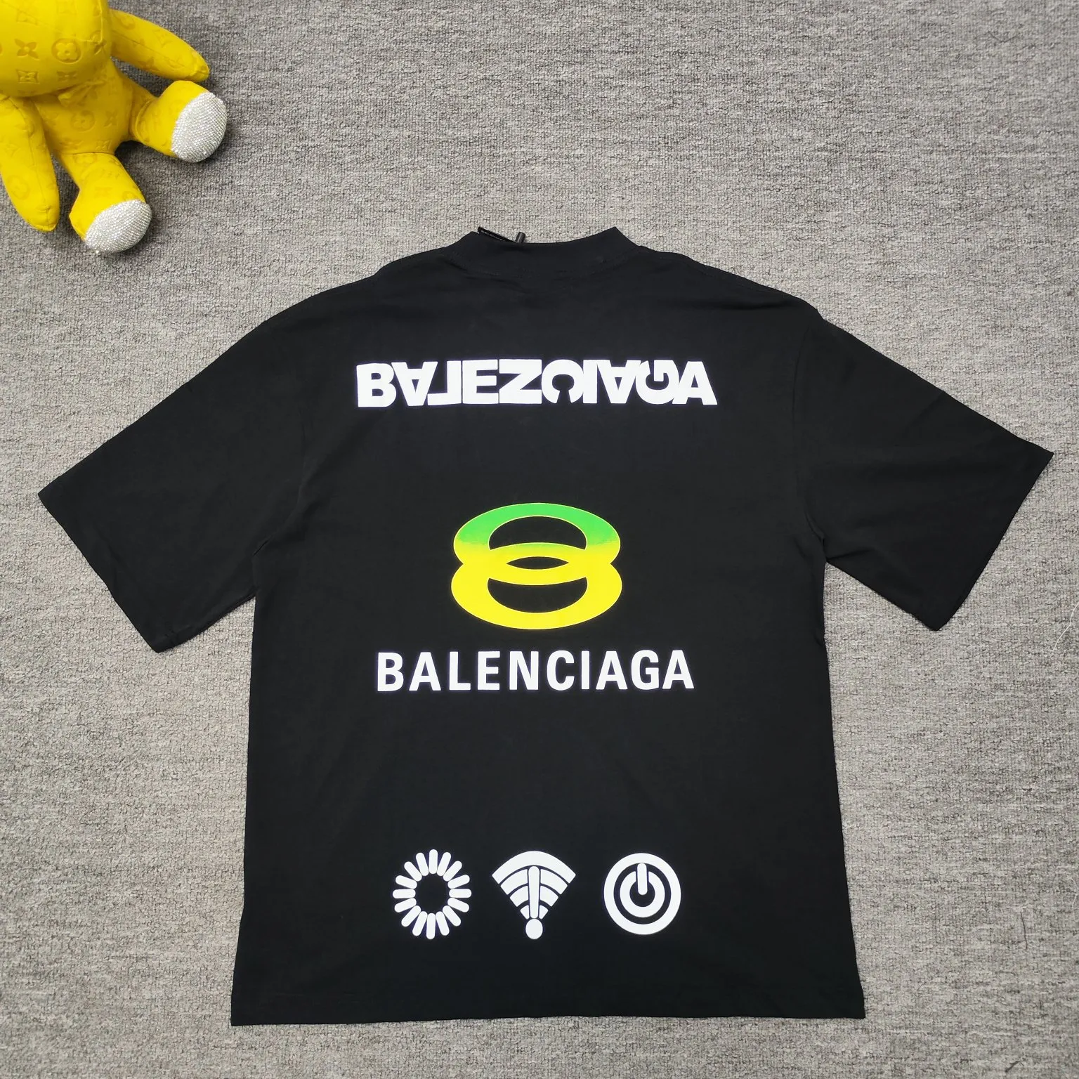 Top version BALENCIAGA Paris' new M-label LOGO letter embroidery short-sleeved T-shirt. The front arms are embroidered with imported Tajima machine heavy industry 10w+ needles. Fine embroidery without rough edges and miscellaneous threads. Very tight and obvious concave and convex texture. Custom-woven and dyed 260g combed cotton fabric. Zero color difference in threads. Perfect details. Different from the current version in the market. Welcome to compare. Same style for men and women. Must-sell in the picture above -Color: white black -SIZE: Xs S M L P:260