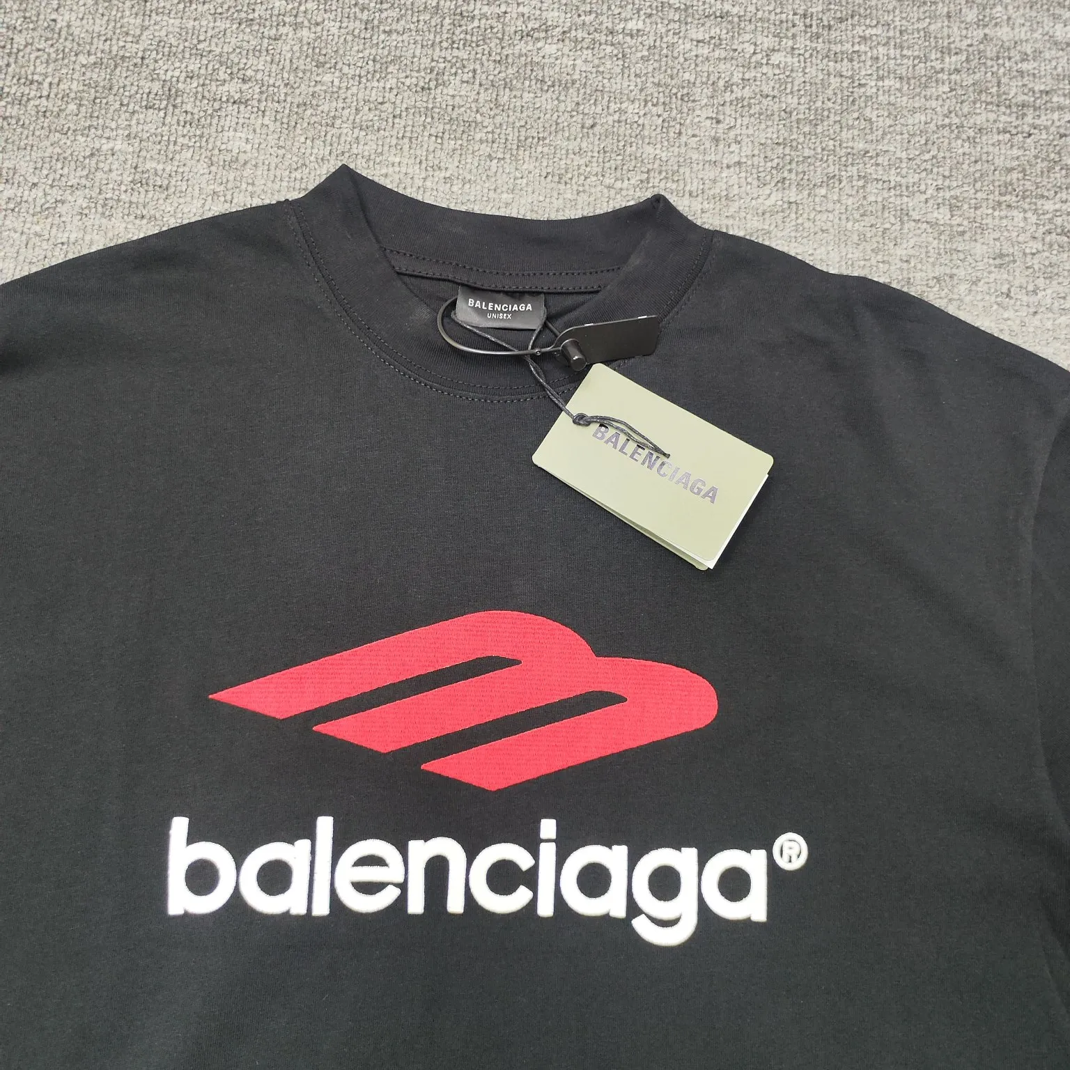 Top version BALENCIAGA Paris' new M-label LOGO letter embroidery short-sleeved T-shirt. The front arms are embroidered with imported Tajima machine heavy industry 10w+ needles. Fine embroidery without rough edges and miscellaneous threads. Very tight and obvious concave and convex texture. Custom-woven and dyed 260g combed cotton fabric. Zero color difference in threads. Perfect details. Different from the current version in the market. Welcome to compare. Same style for men and women. Must-sell in the picture above -Color: white black -SIZE: Xs S M L P:260