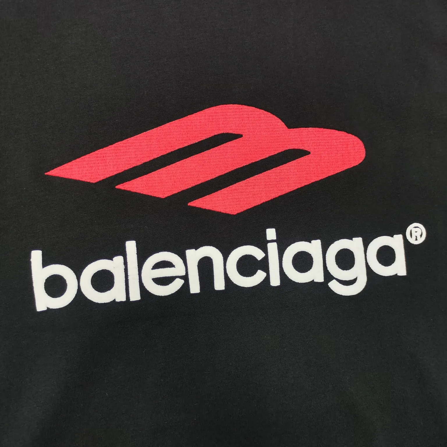 Top version BALENCIAGA Paris' new M-label LOGO letter embroidery short-sleeved T-shirt. The front arms are embroidered with imported Tajima machine heavy industry 10w+ needles. Fine embroidery without rough edges and miscellaneous threads. Very tight and obvious concave and convex texture. Custom-woven and dyed 260g combed cotton fabric. Zero color difference in threads. Perfect details. Different from the current version in the market. Welcome to compare. Same style for men and women. Must-sell in the picture above -Color: white black -SIZE: Xs S M L P:260