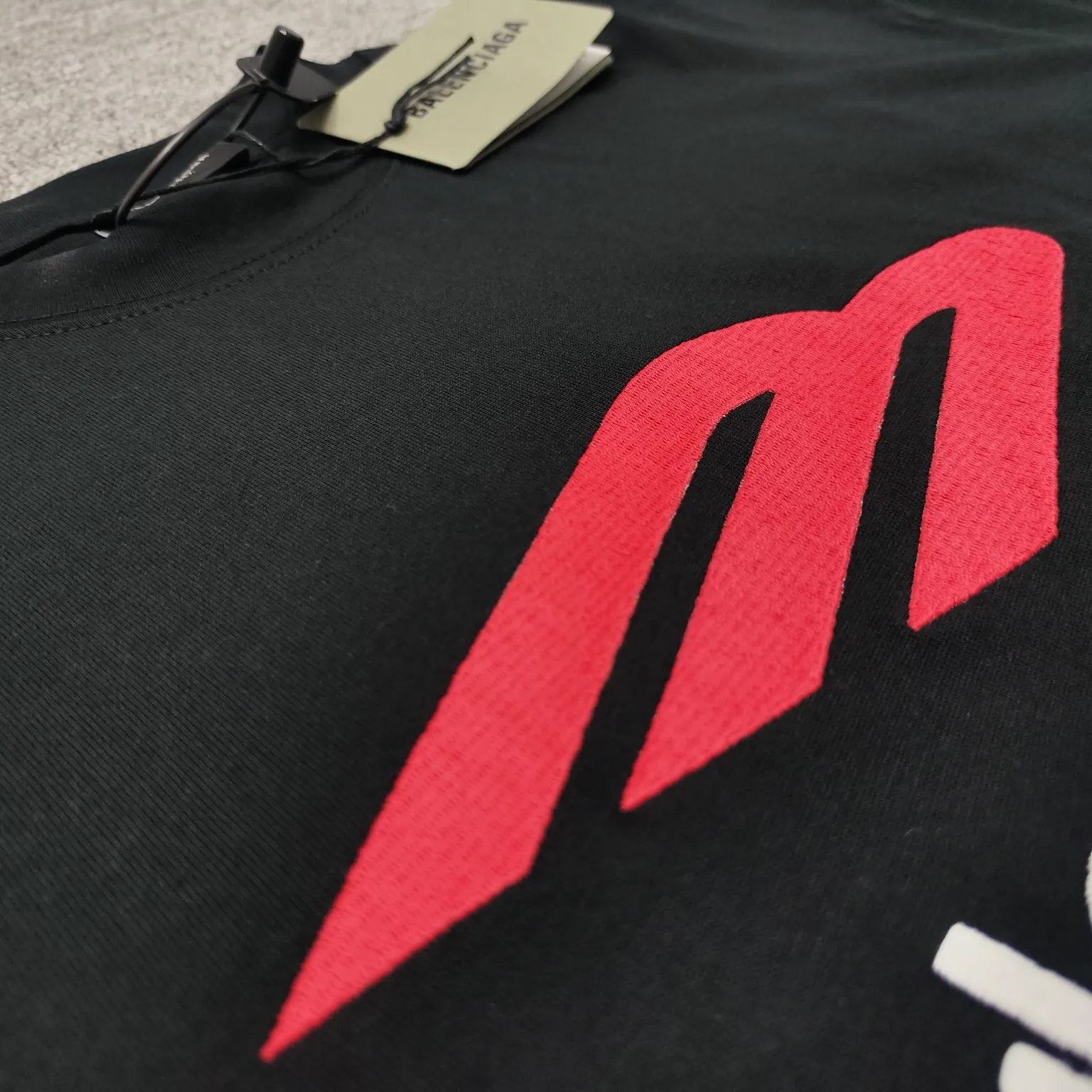 Top version BALENCIAGA Paris' new M-label LOGO letter embroidery short-sleeved T-shirt. The front arms are embroidered with imported Tajima machine heavy industry 10w+ needles. Fine embroidery without rough edges and miscellaneous threads. Very tight and obvious concave and convex texture. Custom-woven and dyed 260g combed cotton fabric. Zero color difference in threads. Perfect details. Different from the current version in the market. Welcome to compare. Same style for men and women. Must-sell in the picture above -Color: white black -SIZE: Xs S M L P:260