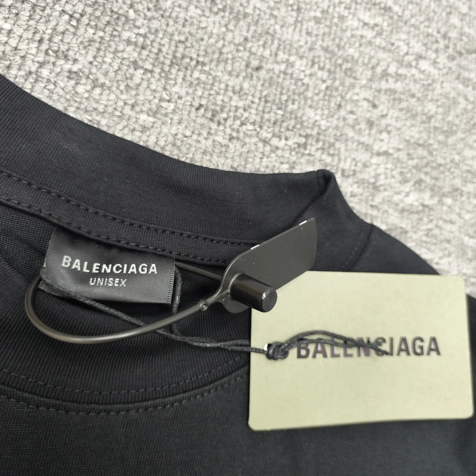 Top version BALENCIAGA Paris' new M-label LOGO letter embroidery short-sleeved T-shirt. The front arms are embroidered with imported Tajima machine heavy industry 10w+ needles. Fine embroidery without rough edges and miscellaneous threads. Very tight and obvious concave and convex texture. Custom-woven and dyed 260g combed cotton fabric. Zero color difference in threads. Perfect details. Different from the current version in the market. Welcome to compare. Same style for men and women. Must-sell in the picture above -Color: white black -SIZE: Xs S M L P:260