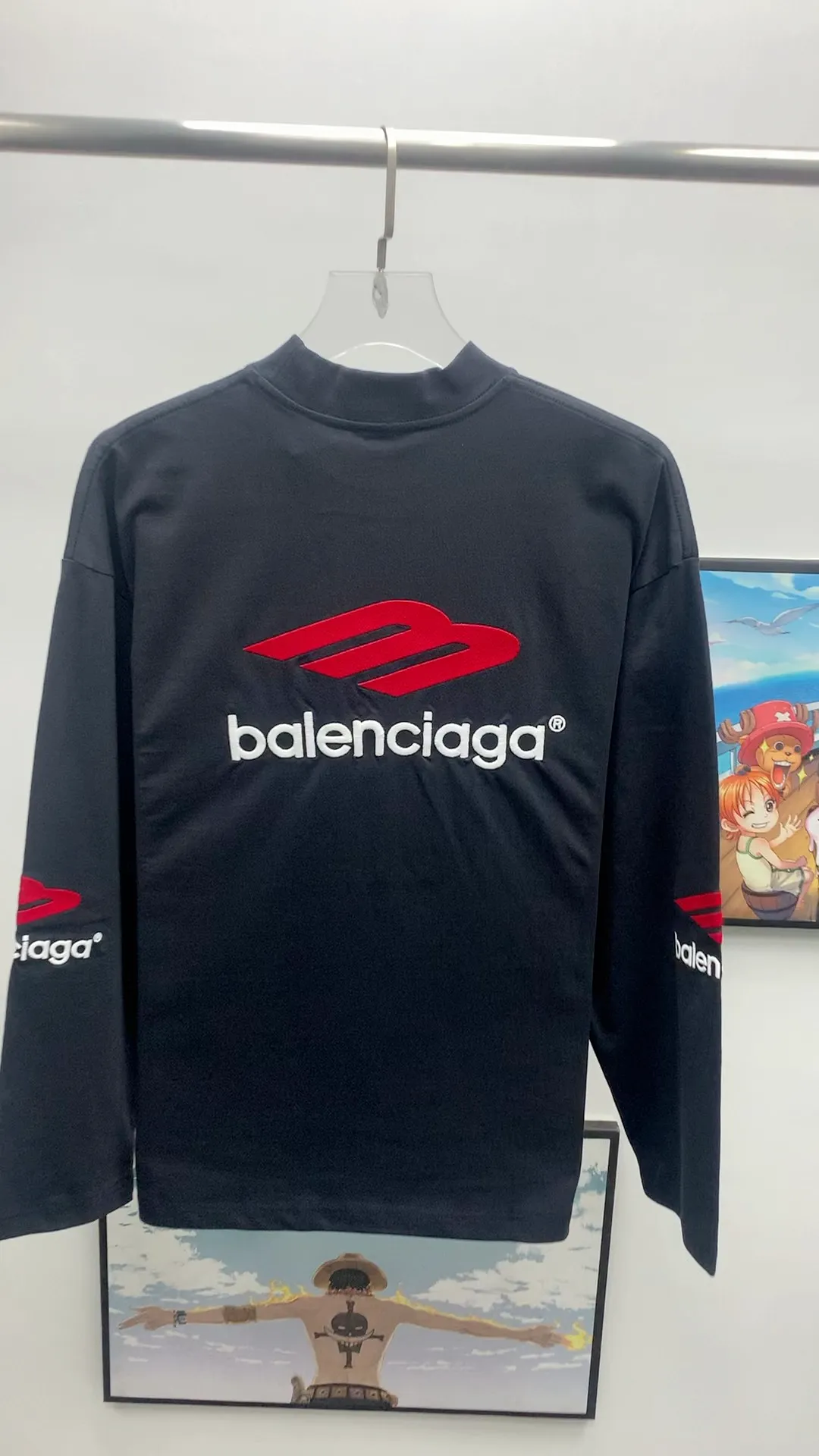 Real shot video on the back————The top tested version of Balenciaga Balenciaga’s latest long-sleeved T-shirt with large LOGO icons on the front, left, and right sleeves embroidery. Balenciaga’s first high-street outfit in autumn, it’s all high-end, even if you want to be low-key, it’s hard not to love it, full of casual sports style. The front and back are embroidered with the same large logo, and the left and right sleeves are also embroidered with the same logo. The contrasting red ➕ black embroidery is really awesome. It will definitely attract attention when paired with a couple style. It is another day to be stunned by the handsomeness! Fashionistas are not afraid of the heat, so long tees are a must-have when traveling to Sichuan and Tibet. Different from the ordinary version, it uses high-quality Tajima embroidery, the neckline is reinforced with two needles and is not easily deformed by machine washing. It is made of high-weight pure cotton double yarn. The counters are updated simultaneously, and genuine products are developed and developed at the first time. The fabric is made of Paris ZP custom-woven and dyed cotton, double-yarn compact cotton with a weight of 260 grams, and the cloth surface is clean. The cloth has clear texture, soft and comfortable, good color fastness and not easy to discolor. The threads are woven and dyed with no color difference. The embroidery is done using imported Tajima embroidery machines. Super 15W needle and thread, three-dimensional effect, clear lines, no burrs and miscellaneous threads, ultra-high craftsmanship embroidery. The version adopts OS loose shoulder style, the same style for male and female couples ▪️Size: XS S.M.L ▪️Color: Iron gray blue white P:340