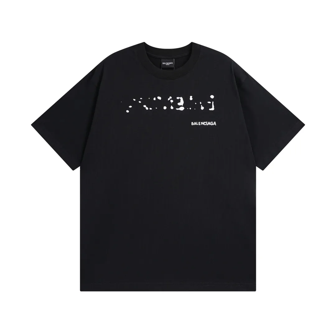 🅿️166 Detailed picture [Top version. Official website quality] BALENCI*GA/Paris BALENCI*GA# 2023 spring and summer new style, blurred letter shadow printed short-sleeved T-shirt. Brick cabinet synchronization. The fabric is made of Paris ZP custom-woven and dyed 100% cotton double yarn compact cotton. The weight is 260 grams, the cloth surface is clean. The cloth pattern is clear. Soft and comfortable. Good color fastness. Not easy to change color. The threads are woven and dyed with no color difference. The printing uses imported environmentally friendly rubber paddles, cutting piece positioning, precision stencils, fine LOGO letters, clear letters, no burrs. The effect is three-dimensional, which is different from ordinary printing in the market. Restore brick cabinets. The version adopts OS loose shoulder design. Same style for men and women. Code: BL223201 Color: black, pink, white. Size: XS to L