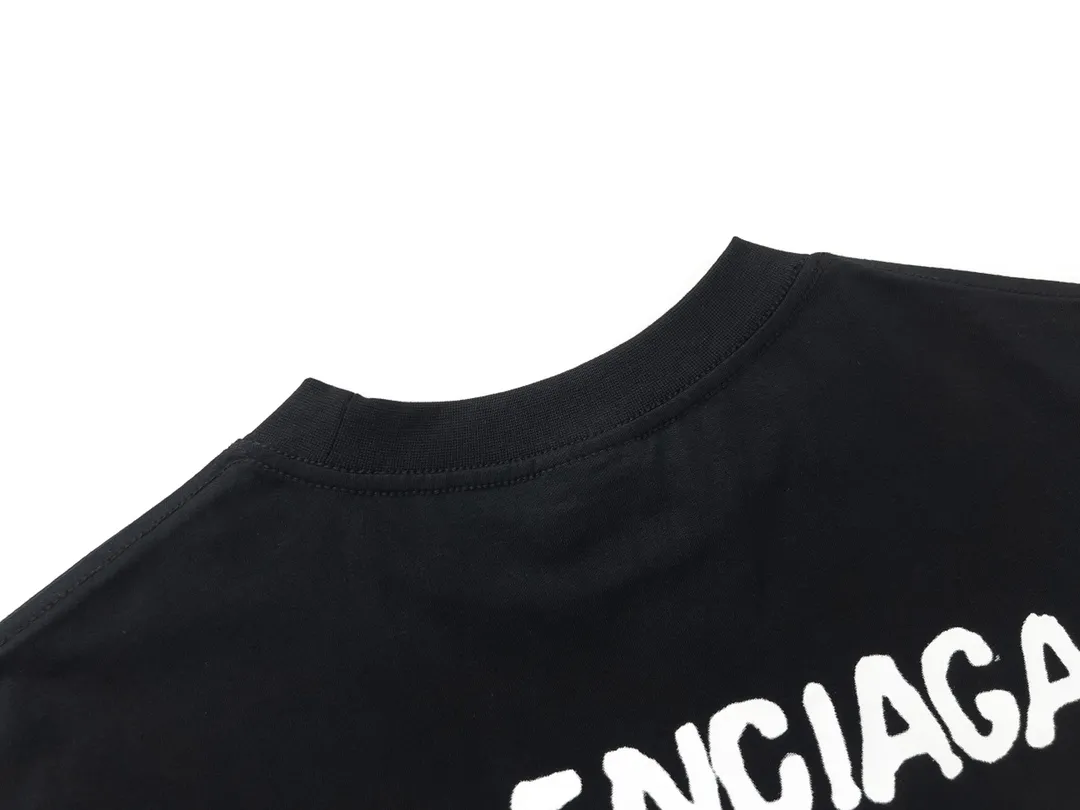 🅿️166 Detailed picture [Top version. Official website quality] BALENCI*GA/Paris BALENCI*GA# 2023 spring and summer new style, blurred letter shadow printed short-sleeved T-shirt. Brick cabinet synchronization. The fabric is made of Paris ZP custom-woven and dyed 100% cotton double yarn compact cotton. The weight is 260 grams, the cloth surface is clean. The cloth pattern is clear. Soft and comfortable. Good color fastness. Not easy to change color. The threads are woven and dyed with no color difference. The printing uses imported environmentally friendly rubber paddles, cutting piece positioning, precision stencils, fine LOGO letters, clear letters, no burrs. The effect is three-dimensional, which is different from ordinary printing in the market. Restore brick cabinets. The version adopts OS loose shoulder design. Same style for men and women. Code: BL223201 Color: black, pink, white. Size: XS to L