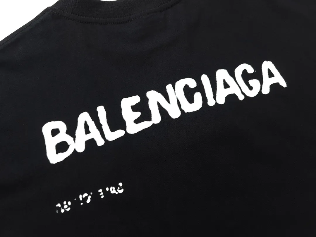 🅿️166 Detailed picture [Top version. Official website quality] BALENCI*GA/Paris BALENCI*GA# 2023 spring and summer new style, blurred letter shadow printed short-sleeved T-shirt. Brick cabinet synchronization. The fabric is made of Paris ZP custom-woven and dyed 100% cotton double yarn compact cotton. The weight is 260 grams, the cloth surface is clean. The cloth pattern is clear. Soft and comfortable. Good color fastness. Not easy to change color. The threads are woven and dyed with no color difference. The printing uses imported environmentally friendly rubber paddles, cutting piece positioning, precision stencils, fine LOGO letters, clear letters, no burrs. The effect is three-dimensional, which is different from ordinary printing in the market. Restore brick cabinets. The version adopts OS loose shoulder design. Same style for men and women. Code: BL223201 Color: black, pink, white. Size: XS to L
