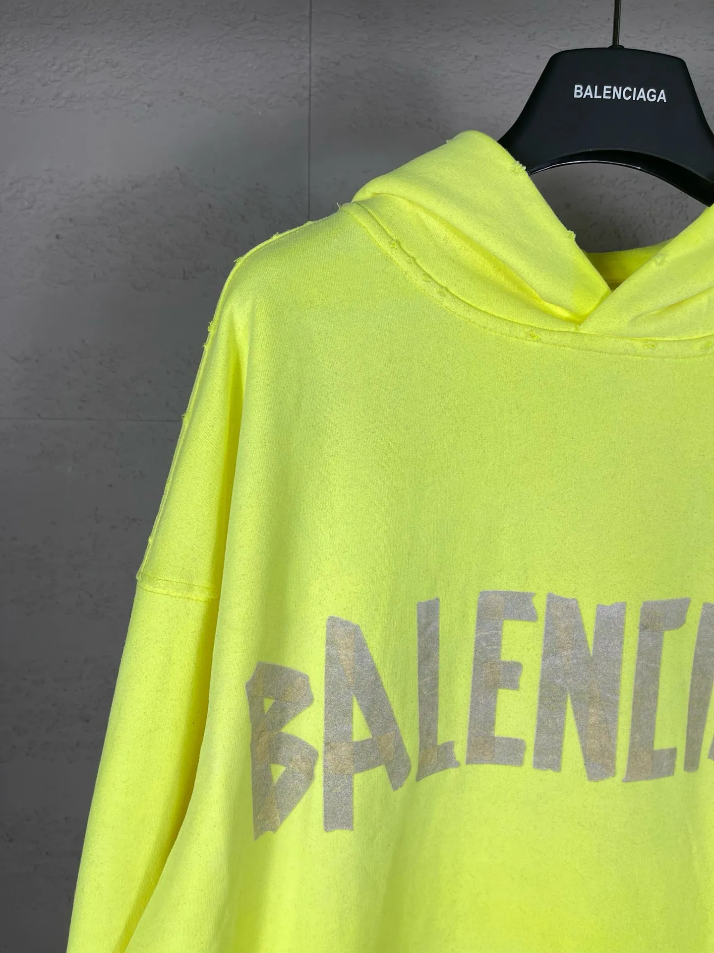 🅿️450 real photos [Top version. Official website quality] BALENCI*GA/Paris. 23ss latest classic hot model. Purchase the original board at the first time. Color. Printing. Washing. Production and authenticity. Wrong version in Jubie market. Welcome to compare. Tape direct printing. Ready-to-wear hooded sweatshirt washed and worn twice. The brick cabinet is synchronized. The fabric is made of Paris ZP custom-woven and dyed cotton sweatshirt. The weight is 450 grams. The cloth surface is clean. The cloth pattern is clear, soft and comfortable, and the threads are dyed with no color difference. The classic pattern adopts Kornit imported direct injection. The letters are clear and the effect is three-dimensional. Restored brick cabinet. The garments were washed and aged, and polished by many hands. Produced by ultra-heavy craftsmanship, special market currency. Note⚠️ZP fabric is made of fine-grained yarn. Pay attention to the big difference! Welcome to compare! The version adopts OS loose shoulder version. The same style for men and women. Code: BL238016 Color: dark gray blue, Paris blue, washed black, burgundy, fluorescent yellow, green, floral gray, sky blue, khaki Size: XS S M L