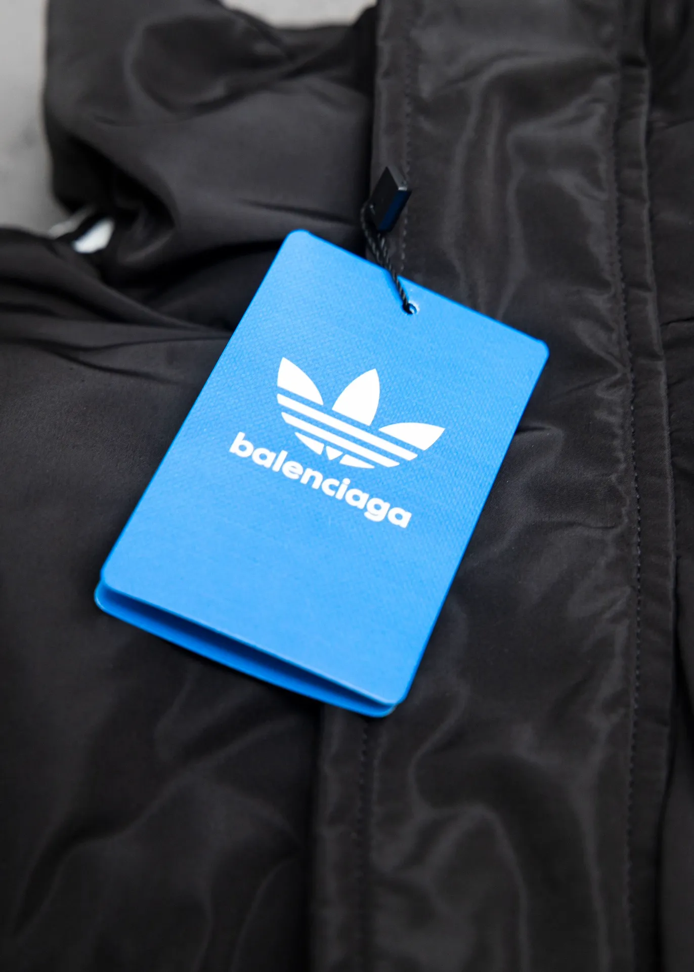 💰700 [Highest version] Balenciaga/Balenciaga BLCG Imported environmentally friendly glue heat-setting ink printing technology. Zipper➕snap button double placket design. Front panel adopts diagonal pocket design. Zipper closure. Internal zipper pocket design. Hem and cuffs are all elastic spring buckle storage design. Mold customization hardware zipper. Original logo four-button. Mold customization original air eye. Mold customization original logo double-hole limit buckle. Original main mark washed tag brand packaging. Color: black Size: 46/48/50/52 Size chart: Length Bust Shoulder Width Sleeve Length 46: 74 134 60 55 48: 76 138 62 56 50: 78 142 64 57 52: 80 146 66 58 Note: There is a difference of 1~2CM due to manual measurement.