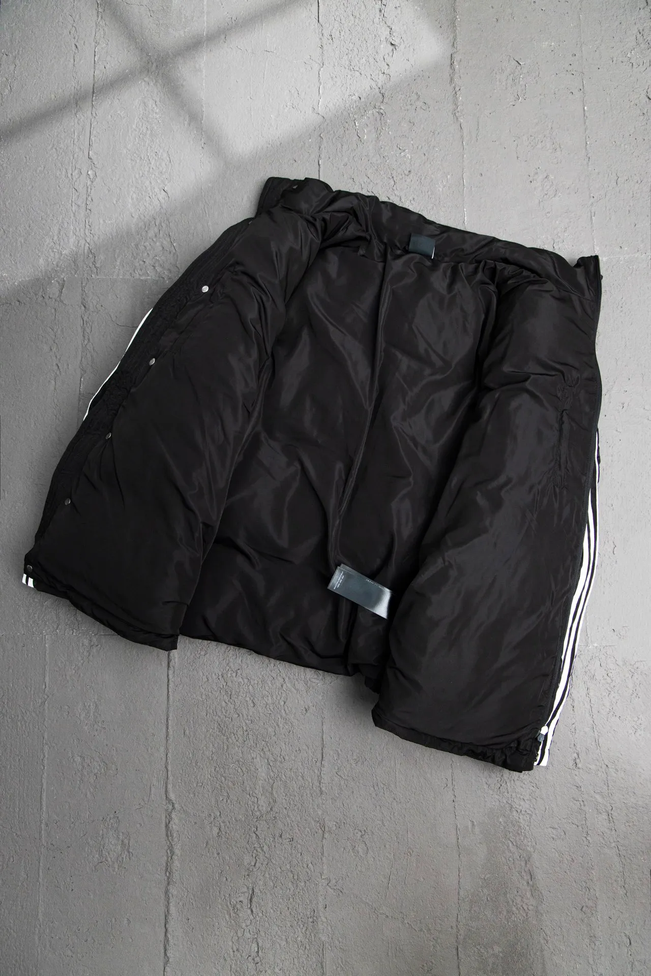 💰700 [Highest version] Balenciaga/Balenciaga BLCG Imported environmentally friendly glue heat-setting ink printing technology. Zipper➕snap button double placket design. Front panel adopts diagonal pocket design. Zipper closure. Internal zipper pocket design. Hem and cuffs are all elastic spring buckle storage design. Mold customization hardware zipper. Original logo four-button. Mold customization original air eye. Mold customization original logo double-hole limit buckle. Original main mark washed tag brand packaging. Color: black Size: 46/48/50/52 Size chart: Length Bust Shoulder Width Sleeve Length 46: 74 134 60 55 48: 76 138 62 56 50: 78 142 64 57 52: 80 146 66 58 Note: There is a difference of 1~2CM due to manual measurement.