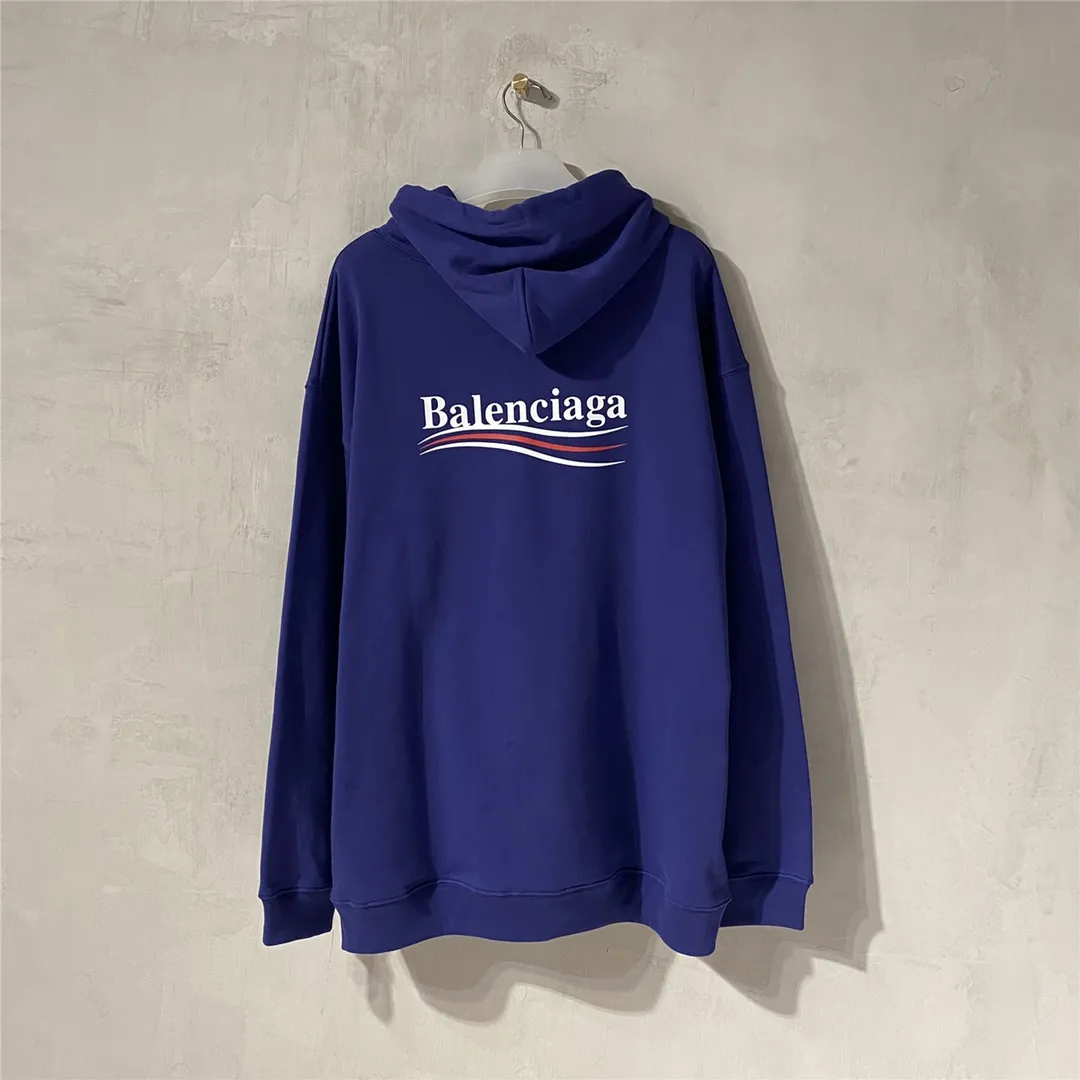 The top tested version of Balenciaga BALENCIAGA classic cola wave print hooded sweatshirt, developed from the original ZP version, 1:1 customized accessories and packaging (including logo Sydney paper + new master mark + washing + tag). The entire sweatshirt is made of 460g pure cotton large terry, and the water-resistant weight can reach 490, giving it a full sense of thickness. The printing uses the Israeli Kornit digital direct-injection process. The dye is added with 0.028 granular nano-plastics. When sprayed on the fabric, it has strong adhesion and is not afraid of strong washing and exposure (it is recommended to take care of the clothes), ensuring that the printing will not fall off after wearing. Customized washing, labeling, accessories, and hardware can reach professional standards. Whole piece of clothing, hat string, threaded fabric, produced in the same vat, 0 color difference, color: dark blue, size: XS-L P:450