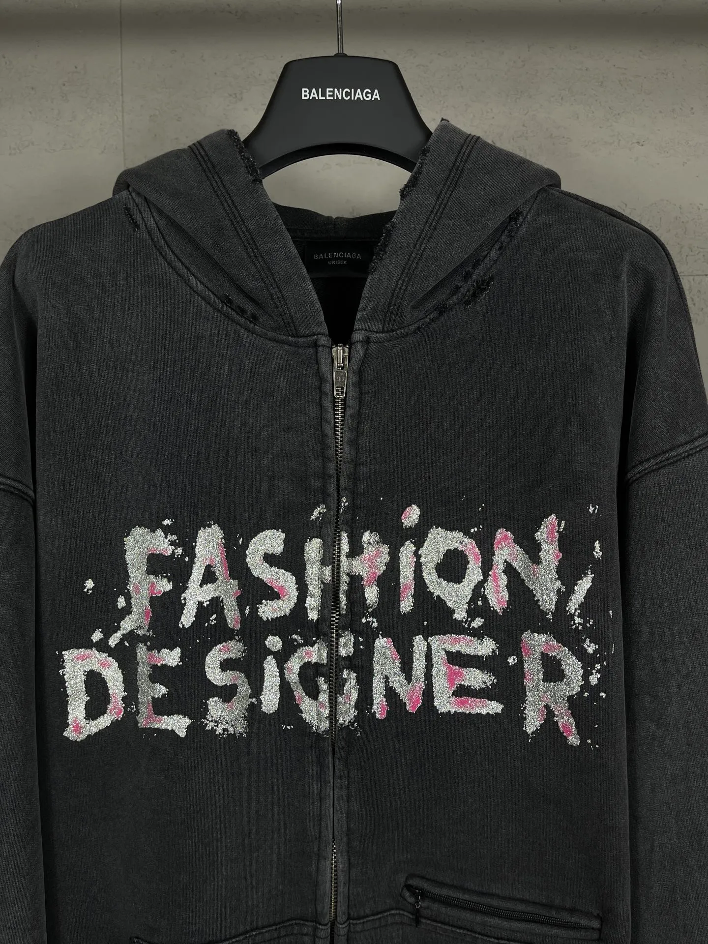 🅿️420 real photos [Top version. Official website quality] BALENCI*GA/26 new model. Balenciaga Paris FASHION DESIGNER letter art gold and silver powder print. Fake zipper on the left front, front zipper cardigan hooded sweatshirt. The cuffs and hems of the shirt are sewn with raw edges on the reverse side. Ready-made garments are washed and worn by hand. The process is extremely complex. SS26 latest model. Research and development at the first time, different market currencies. Comparisons welcome. The fabric is made of Paris ZP custom-woven and dyed cotton sweatshirt, with a weight of 460 grams. The cloth surface is clean. The cloth pattern is clear, soft and comfortable. The threads are dyed with no color difference. The printing uses a special process, with gold and silver powder on the letter surface. The version adopts OS loose shoulder design. Same style for men and women. Code: BL259912 Color: washed black Size: XS S M L