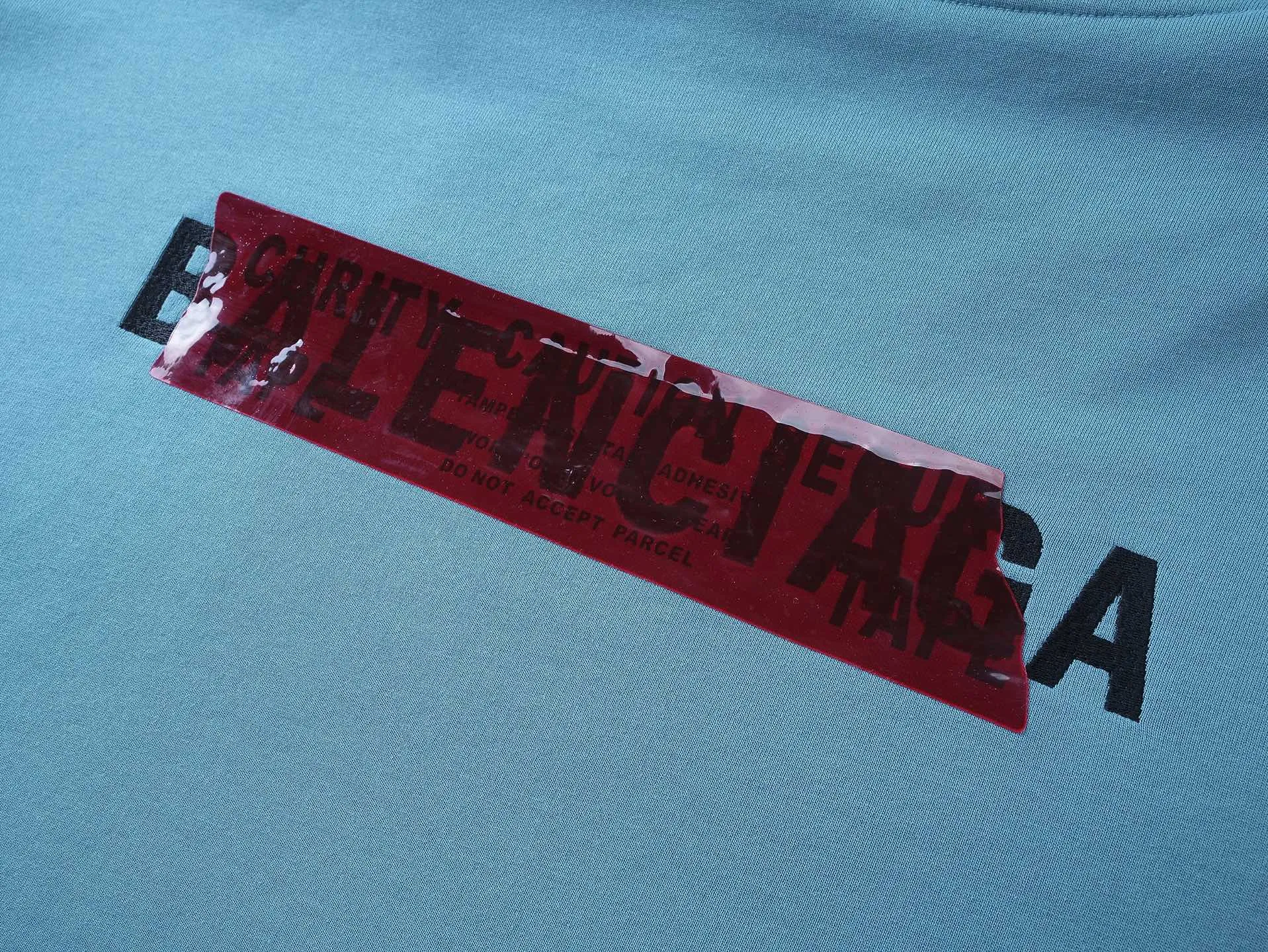 🅿️320 real photos [Top version. Official website quality] BALENCI*GA/Paris #2025 autumn and winter new style front and rear letter LOGO embroidered tape taped hooded sweatshirt. Full sense of design, welcome to compare. The fabric is made of Paris ZP custom-woven and dyed cotton sweatshirt. The weight is 460 grams. The cloth surface is clean. The cloth pattern is clear, soft and comfortable. The threads are dyed with no color difference. The classic letter LOGO is embroidered with imported Tajima embroidery machine. The tape is stamped with imported transparent glue. The effect is three-dimensional. Restore the brick cabinet, adopt OS loose shoulder style. Same style for men and women. Code: BL259910 Color: black, sky blue Size: XS S M L