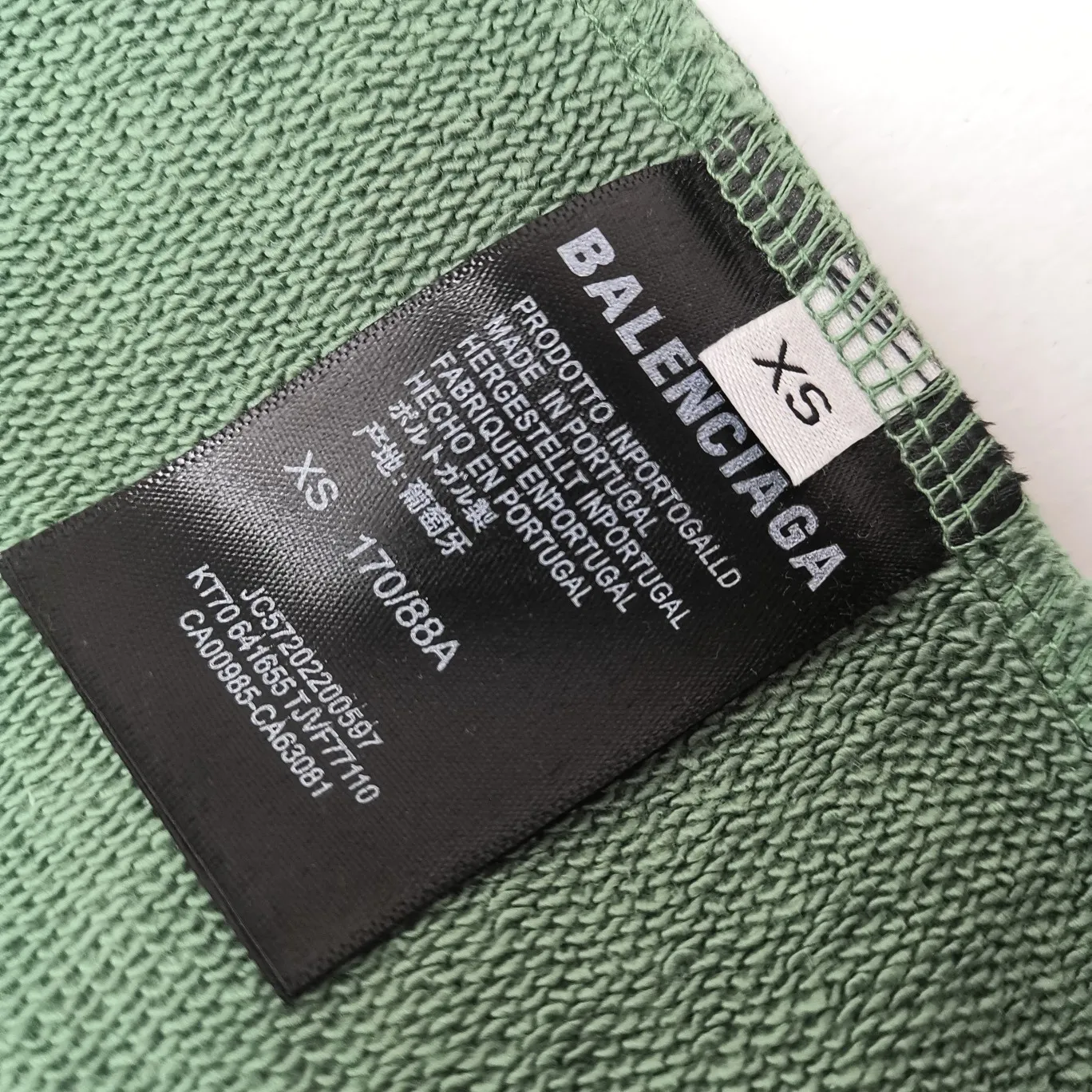 [New color] Top tested version Balenciaga BALENCIAGA lock printed male and female couple star same style autumn and winter pure cotton hooded sweatshirt - full set of 1:1 customized original accessories packaging (with logo Sydney paper + new main mark + water washing + original hang tag) The whole sweatshirt is made of 460 grams of pure cotton large terry, and the wet weight can reach 480, which is full of thickness -Note⚠️This year’s Balenciaga hoodie has embroidered eyelets on the hood‼ ️Eliminating the previous hardware eyes, this is also a detail that distinguishes low-end versions on the market‼ ️The whole piece of clothing, hat rope, thread, and fabric are produced in the same vat with 0 color difference - imported elliptical machine printing is used. Each printing is neatly aligned and the overall printing has no edges. I make every piece of clothing with conscience and strive for excellence in every link. Just to sell a piece of clothing and retain a customer. Although our products are a little more expensive than others, the expensive money is kept in the clothes and is definitely not imported into my pocket.  Color: Grass Green Size: XS-L P:430