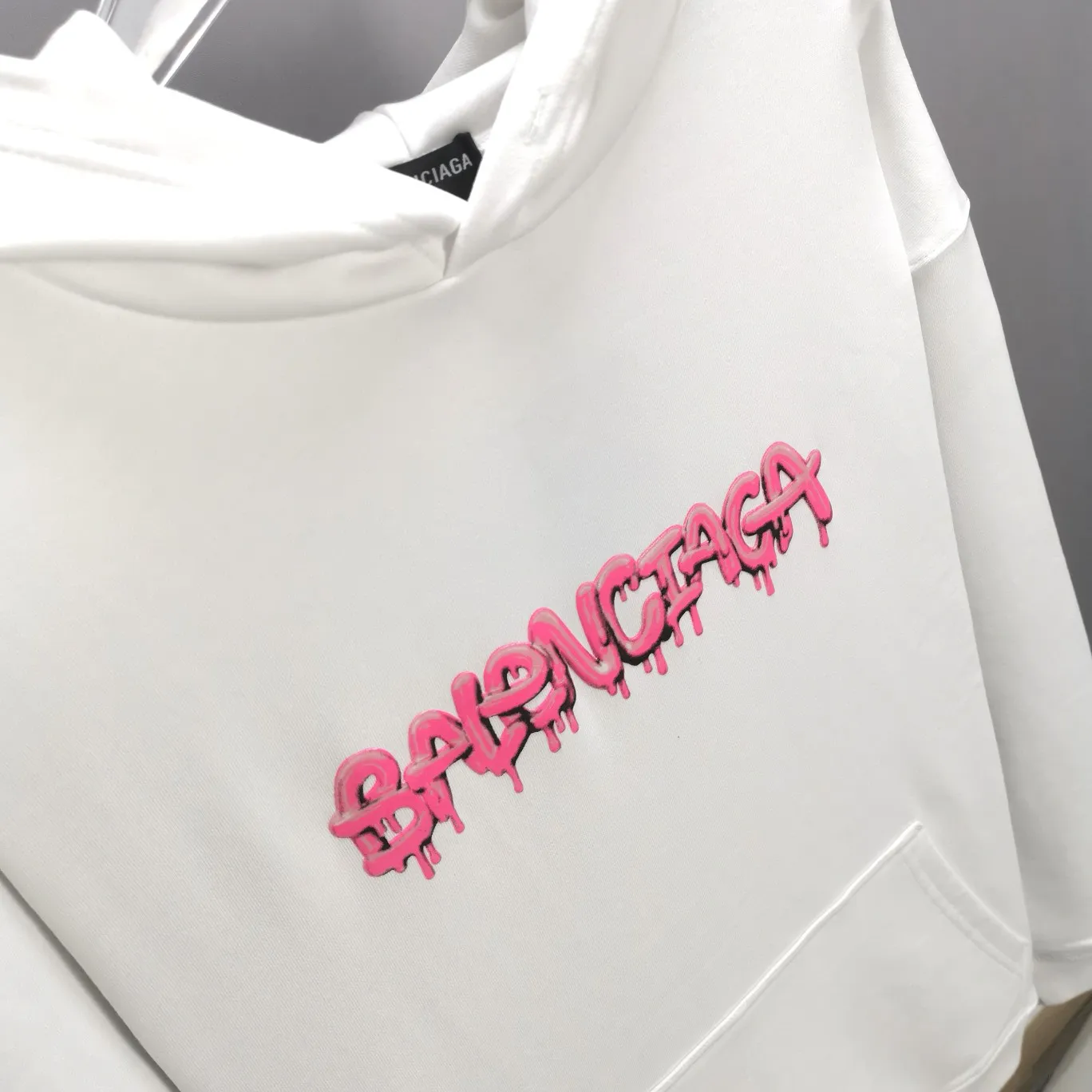 Additional details - the top tested version of BALENCIAGA, pink jelly glue dissolved pure cotton, loose and breathable, trendy brand, same style short sleeves for male and female couples. The design elements are still as simple as ever. The letters on the chest are integrated with the design of melted jelly, giving an immediate sense of high-end. 100% looped terry cotton fabric, pre-shrunk and washed, multi-dimensional handle. The printing is dot printing, cross-engraved lettering mold, inkjet-style heat transfer. The gel letters are first made and then fixed on the fabric through high-temperature pressing. The elements are simple and versatile. They look great in any combination. Color: black, white, light gray. Size: XS-L P:450