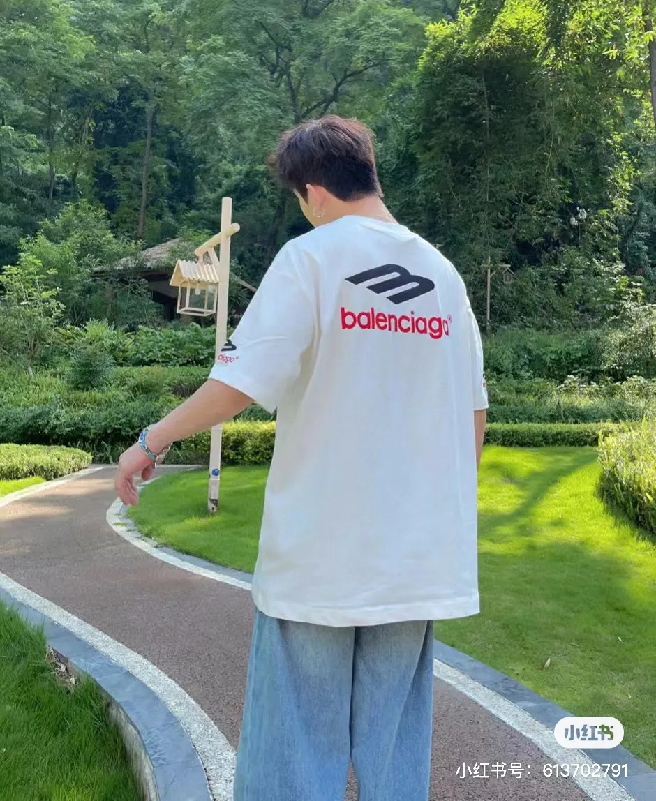 ♻️💯Reference model picture for the upper body❤️[Updated] Top tested version - BALENCIAGA - Balenciaga's new 3B big M fully embroidered T-shirt on the front and back. The front and back arms are made of imported Tajima machine heavy industry embroidery 12W needle and thread. Fine embroidery. The effect is three-dimensional. The lines are clear. No rough edges. Ultra-high craft embroidery. The fullness is very high. The concave and convex texture is obvious. The fabric is custom-woven and dyed. The thread has zero color difference. Perfect 1:1 Difference in market currency All original development pay attention to detailed pictures to avoid mixed distribution of stolen pictures ✅Correct 280g custom-woven and dyed double-yarn pure cotton fabrics. Custom-dyed threads have no color difference. ✅Correct imported material printing. Conley machine white ink direct injection process. Letters are clear and three-dimensional. Strong and do not fall off. ✅Overweight process. The original version is the same. Differentiate market currency. Here I will explain why I am a little more expensive than others, 1. It seems to be a simple printing or embroidery, but it is not simple at all. 10000% imported machine restoration It’s not just words. You are welcome to compare with peers. 2. Each model is produced by the company, and the details of workmanship and fabrics are consistent with the original ones. It is guaranteed that there will be no color difference with the counters. Reproduction is not scary. Whoever fakes it will be embarrassed. It’s not shameful to make a replica, it’s shameful if you can’t buy the correct version if you make a replica. 3. Note that the threaded collars are all original collars of certain countries and regions, with high wrapping. The width of the neckline and cabinets are accurate to the millimeter. Thick necklines are not easy to deform. The collars of high-end products are all restored cabinets. They are different from the big collars in the world. Ordinary garbage short-sleeves are printed with a print. The clavicle of the upper body is exposed. Please be patient. Customers who have bought genuine products or have seen genuine products will come back to place orders again. This is quality. This is quality. 4. Different styles of washed wheat main wheat, including imported wheat, have different colors and codes. Really restore the counter. As we all know, Balenciaga's collar labels in each quarter have different English or different colors. This distinguishes the fast food products with the same main wheat washed wheat. 5. Pay attention to the workmanship. The stitching at the neckline has no folds, smooth and natural without overlapping lines. Really restore this. This is something that many people cannot do. 6. The fabric is made of 280g Paris-specific double yarn. No one can make better fabrics than my family. It’s really incomparable with the ordinary version on the market. Respect it. It’s genuine and costs several thousand yuan. Don’t buy street stalls. Quality 7. The workmanship is fully restored. The packaging is fully restored. The cost is huge. 8. I guarantee here that this is the highest quality you can find. Color: White Black Size: xs s m l P: 290