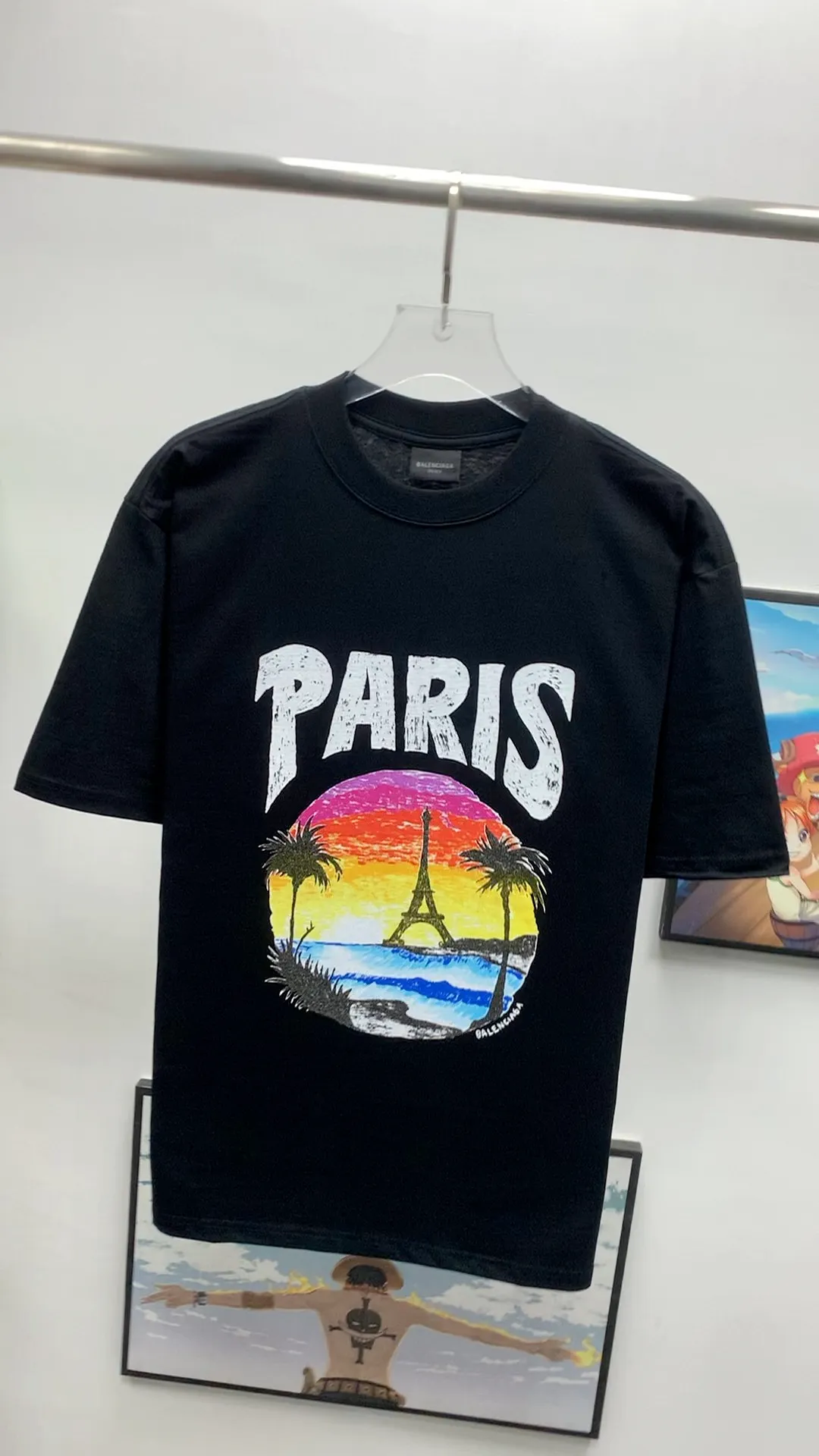 Frontal real shot video————Top tested version 𝐁A𝐋EN𝐂IA𝐆A/Balenciaga Sunset Paris Eiffel Tower T-shirt Fabric: Double yarn 32 counts 240g - Counter synchronization #The highest version on the market The original development of custom-woven fabric technology and washing treatment Full of thickness The texture is different from market products Highly restored #Original mold opening Use imported elliptical machine printing Each print is neatly aligned without burrs Hand-printed front and rear platens Precision mesh production screen, imported environmentally friendly slurry scraper, letters clearly restored, letter spacing, size consistent with the original version, highly restored 24ss, best-selling model on the market, same style for men and women size: xs s m l color: white black P: 290