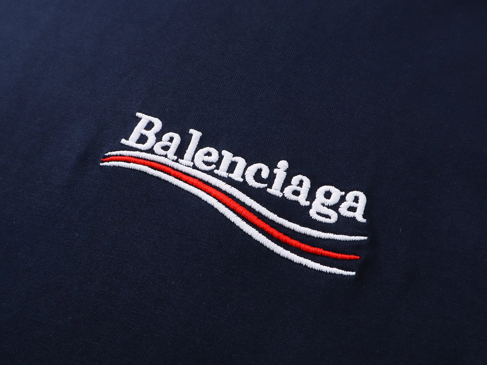 🅿️230 real shots [Top version. Official website quality] BALENCI*GA/SS25 new model. The classic Paris wave LOGO is embroidered on the front and back, double-layered two-piece short-sleeved T-shirt #SS25 latest style. Research and development at the first time, different market currencies. Comparisons welcome. The fabric is made of Paris ZP custom-woven and dyed cotton double yarn. Weighing 260 grams, the cloth surface is clean. The cloth pattern is clear, soft and comfortable. The threads are dyed with no color difference. The embroidery is done using embroidery machines imported from Tajima. Jubie market currency. Welcome to compare. The version adopts OS loose shoulder design. Same style for men and women. Code: BL253709 Color: Dark blue Size: XS S M L